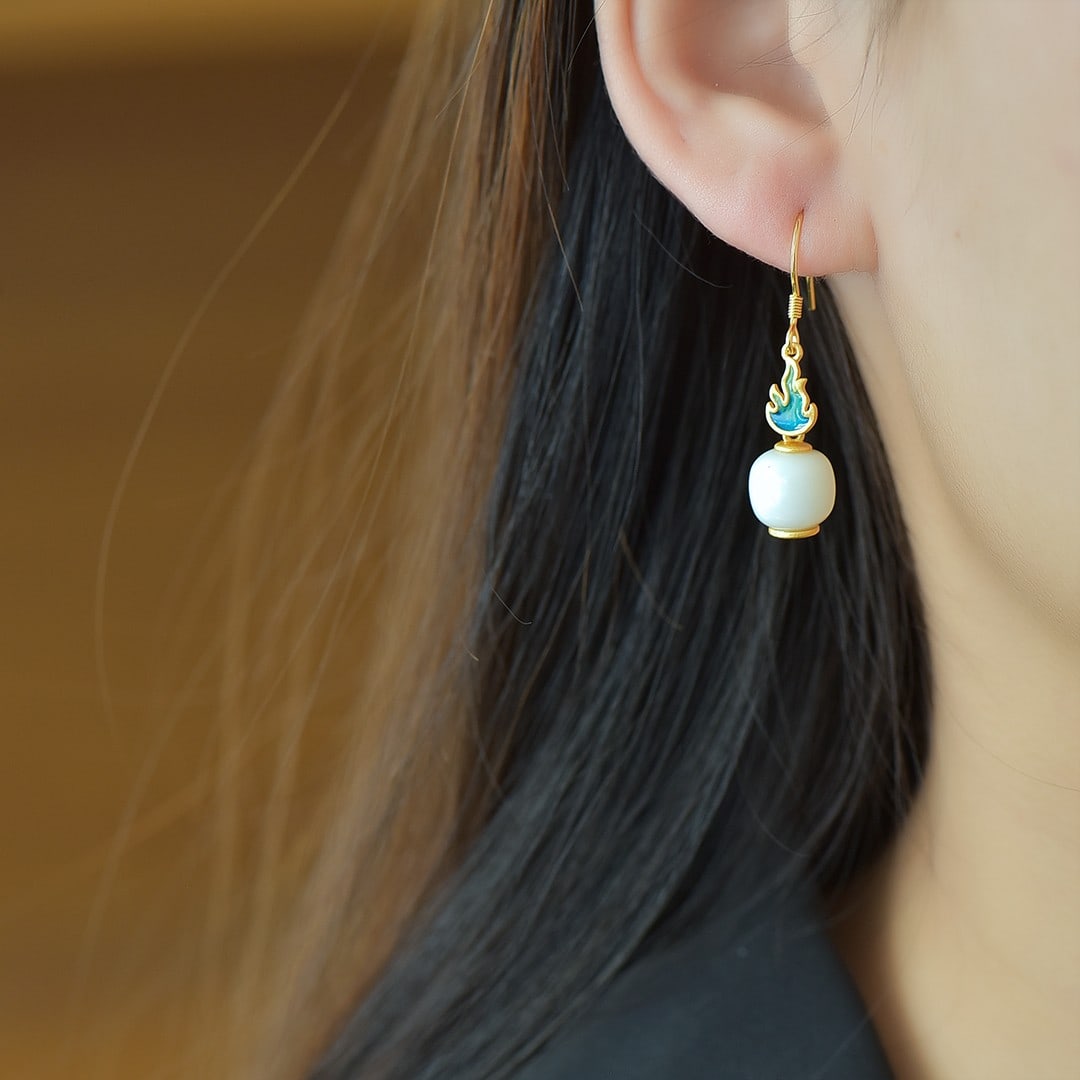 A Pair of Exquisite Sterling Silver-Gold Plated Inlaid White Jade Enamel Earrings: A Pair of Exquisite Sterling Silver-Gold Plated Inlaid White Jade Enamel Earrings,Size:0.3inx0.4in 一对纯银镀金镶白玉珐琅耳Ĩ