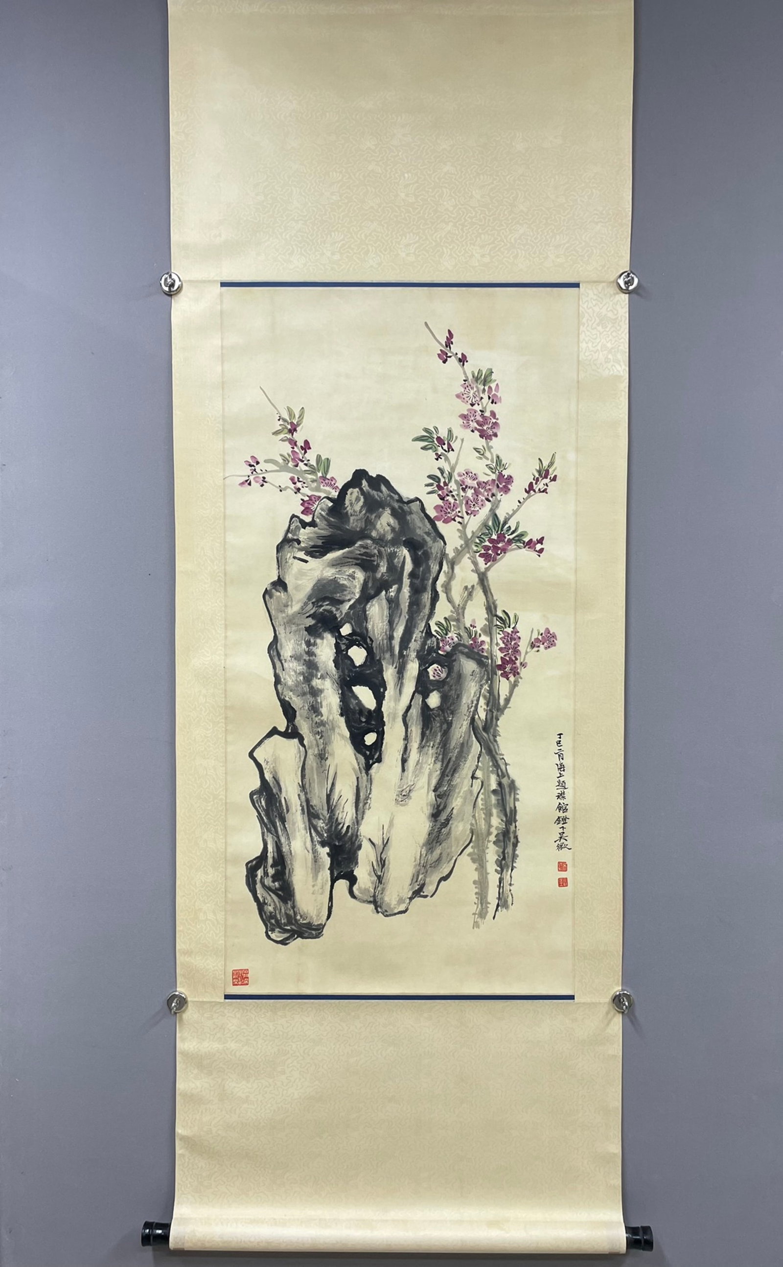 A Chinese Vertical Scroll Ink Painting of Flower on Paper: A Chinese Vertical Scroll Ink Painting of Flower on Paper,Wu Zhi,Size:41.7inx20.9in 一幅中国水墨花卉画立轴,吴徵