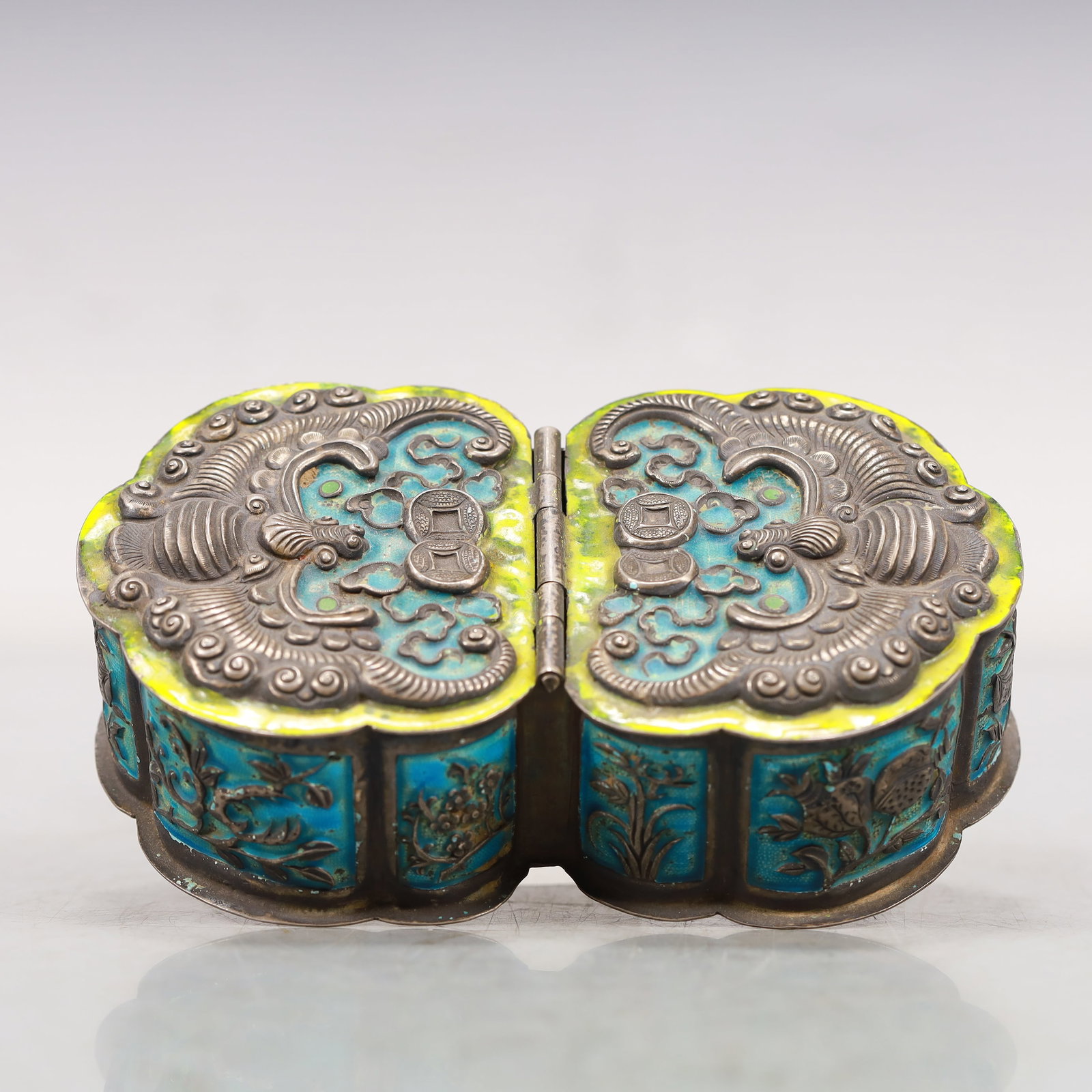 A Superb Silver Blueing 'Flower& Bat' Box: A Superb Silver Blueing 'Flower& Bat' Box. The cover is cast with coin-like decorations and bands of scrolls. Chinese Qing Dynasty. Marked. Size:4.7inx2.8inx1.4in 清代 银烧"