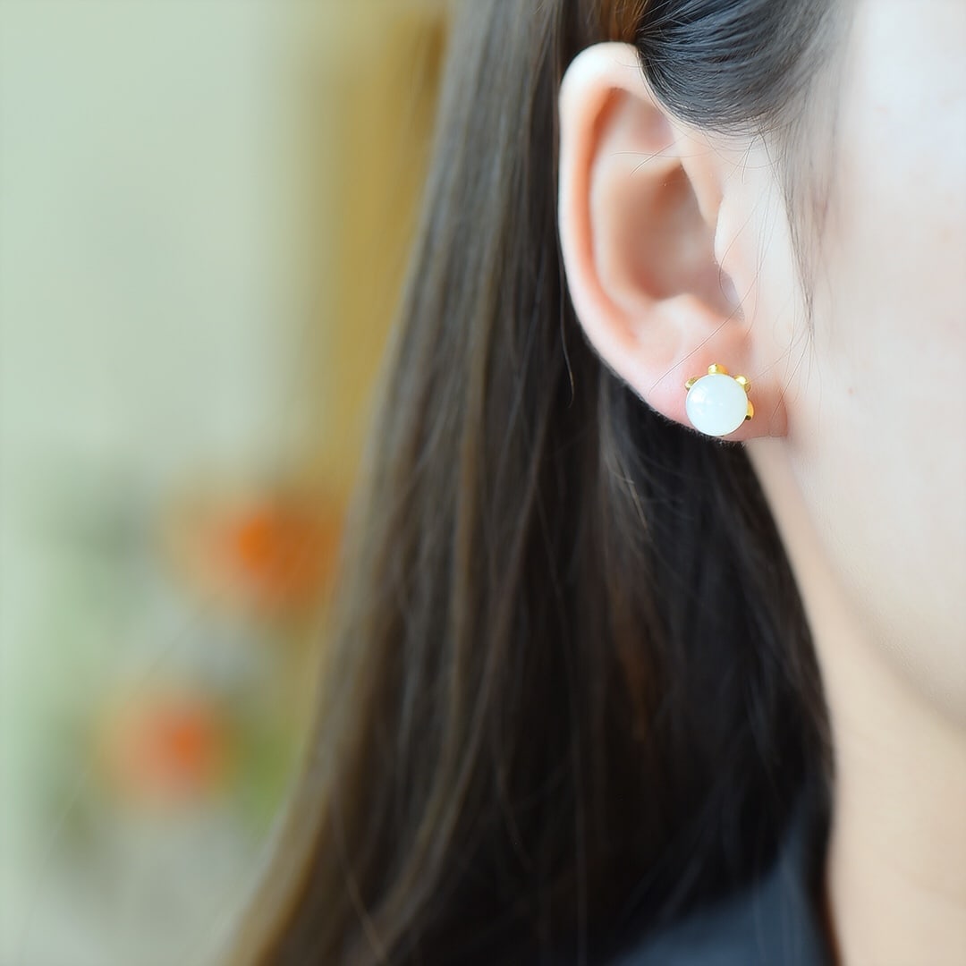 A Pair of Exquisite Sterling Silver-Gold Plated Inlaid White Jade Earrings: A Pair of Exquisite Sterling Silver-Gold Plated Inlaid White Jade Earrings,Size:0.3inx0.3in 一对纯银镀金镶白玉耳环