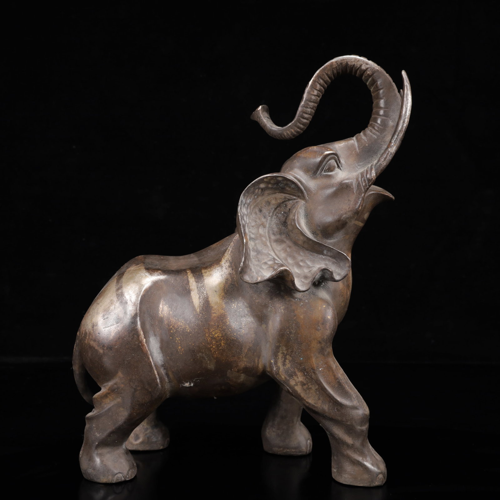 An Exquisite Silver-Plated Bronze Elephant Ornament (1 of 10)
