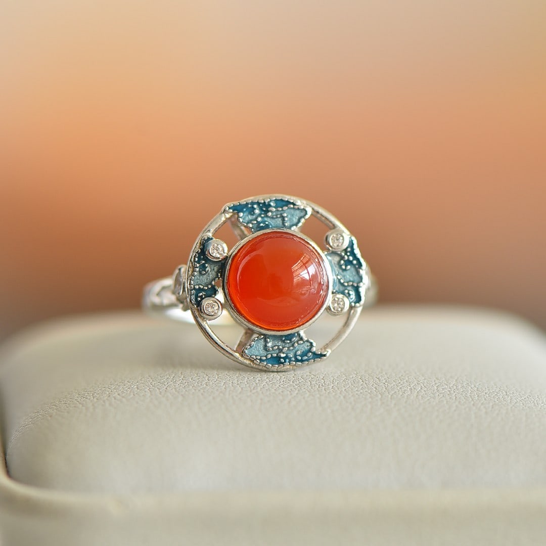 An Exquisite Sterling Silver Inlaid Agate Ring: An Exquisite Sterling Silver Inlaid Agate Ring,Size:0.3inx0.3in 纯银镶玛瑙戒指