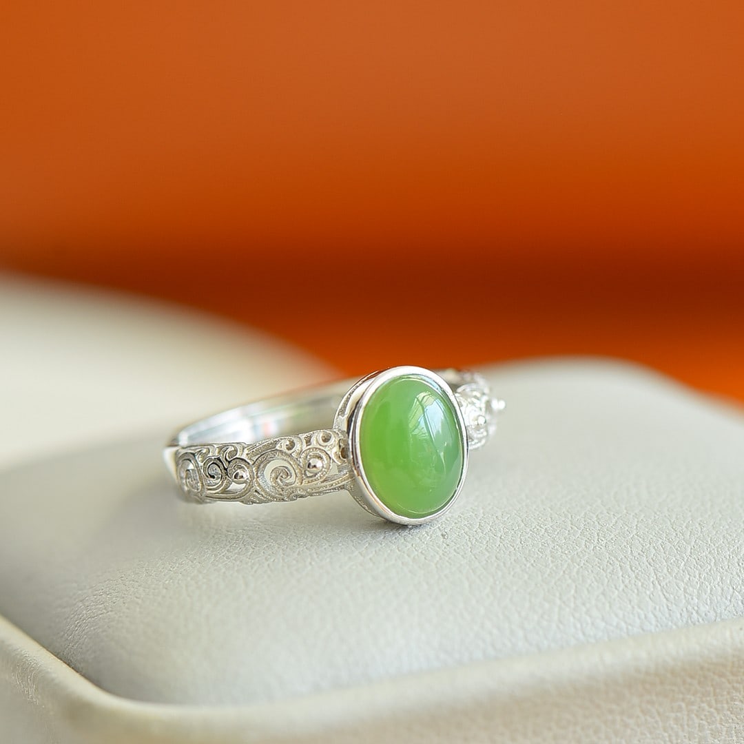 An Exquisite Sterling Silver Inlaid Jasper Ring: An Exquisite Sterling Silver Inlaid Jasper Ring,Size:0.2inx0.3in 纯银镶碧玉戒指