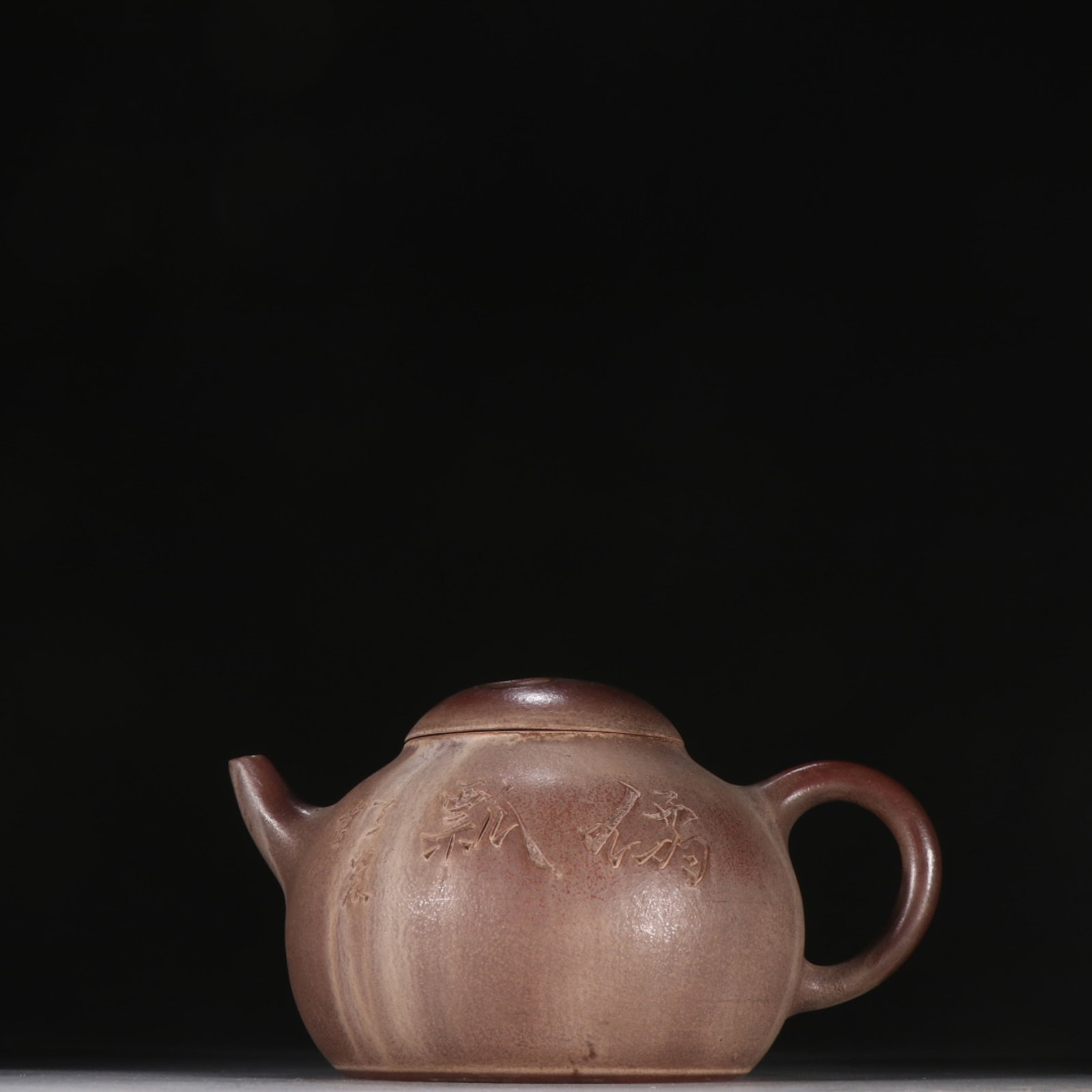 A Rare Purple Sands Teapot: A Rare Purple Sands Teapot,Qing Dynasty,China,Zhemiyu Chengyao Mark,Size:4.3inx6.9in 紫砂茶壶,中国清代,浙甯玉成窑造&