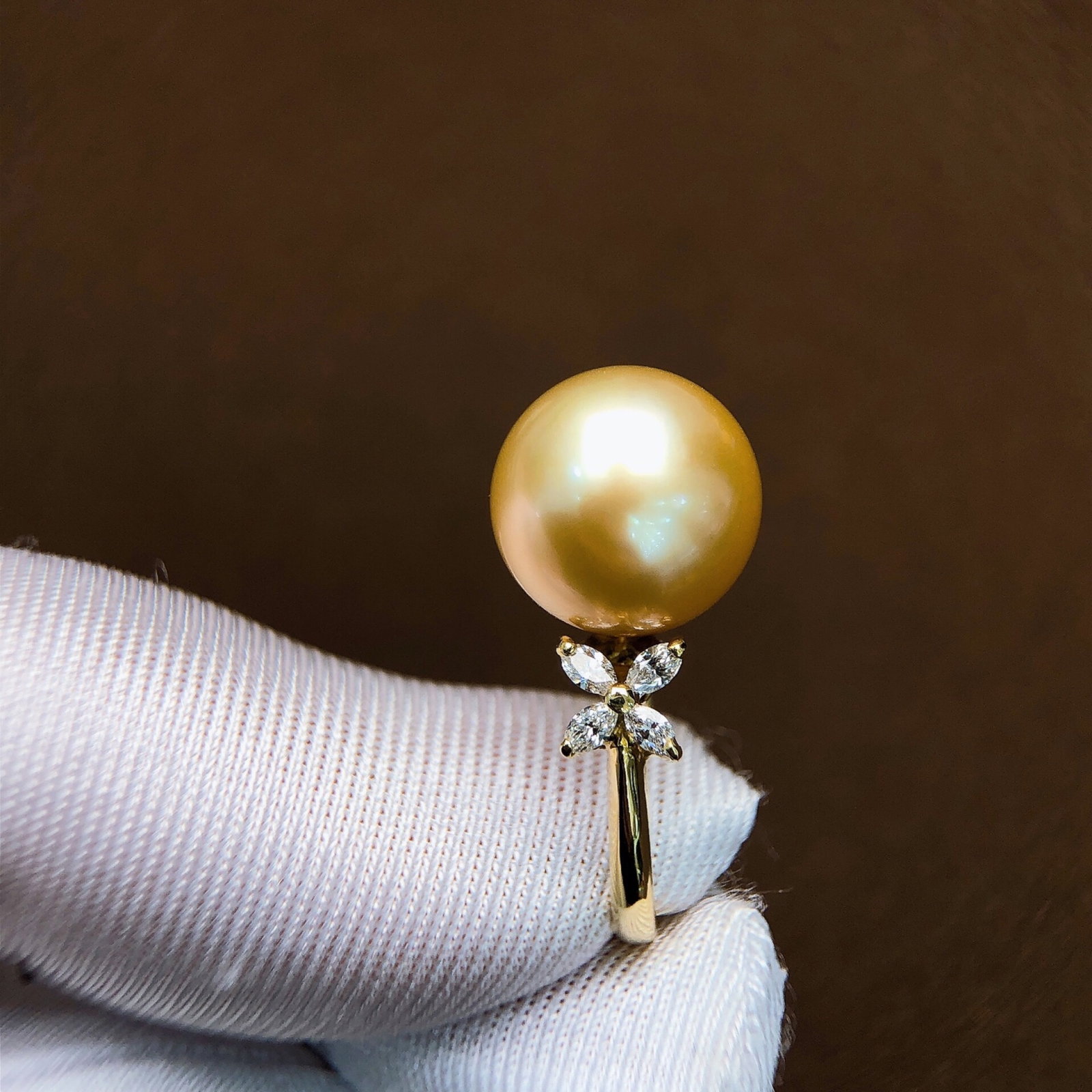 An Exquisite Sterling Silver-Gold Plated Inlaid Pearl Ring: An Exquisite Sterling Silver-Gold Plated Inlaid Pearl Ring,Size:0.4in,Weight:4.75g 4.75g纯银镀金嵌珍珠戒指