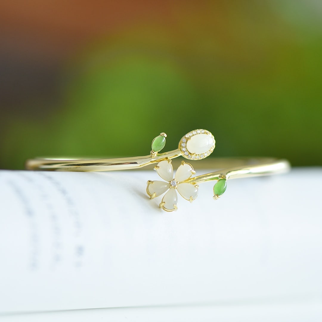 An Exquisite Sterling Silver-Gold Plated Inlaid White Jade Bracelet,Inlaid Gems: An Exquisite Sterling Silver-Gold Plated Inlaid White Jade Bracelet,Inlaid Gems 纯银镀金镶白玉手镯,嵌宝石