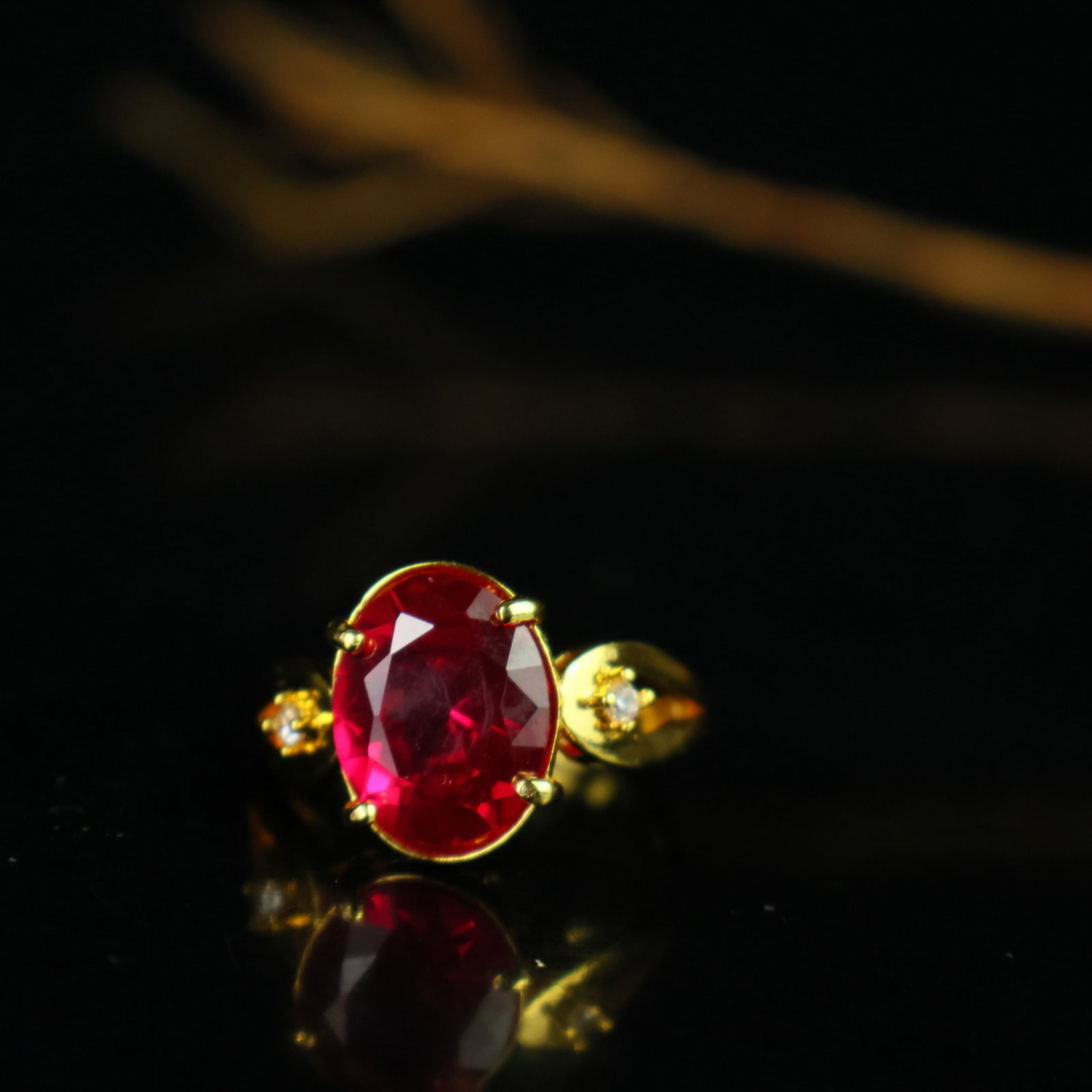 An Exquisite Ring: An Exquisite Ring,Size:0.5inx0.4in 一个精美的戒指