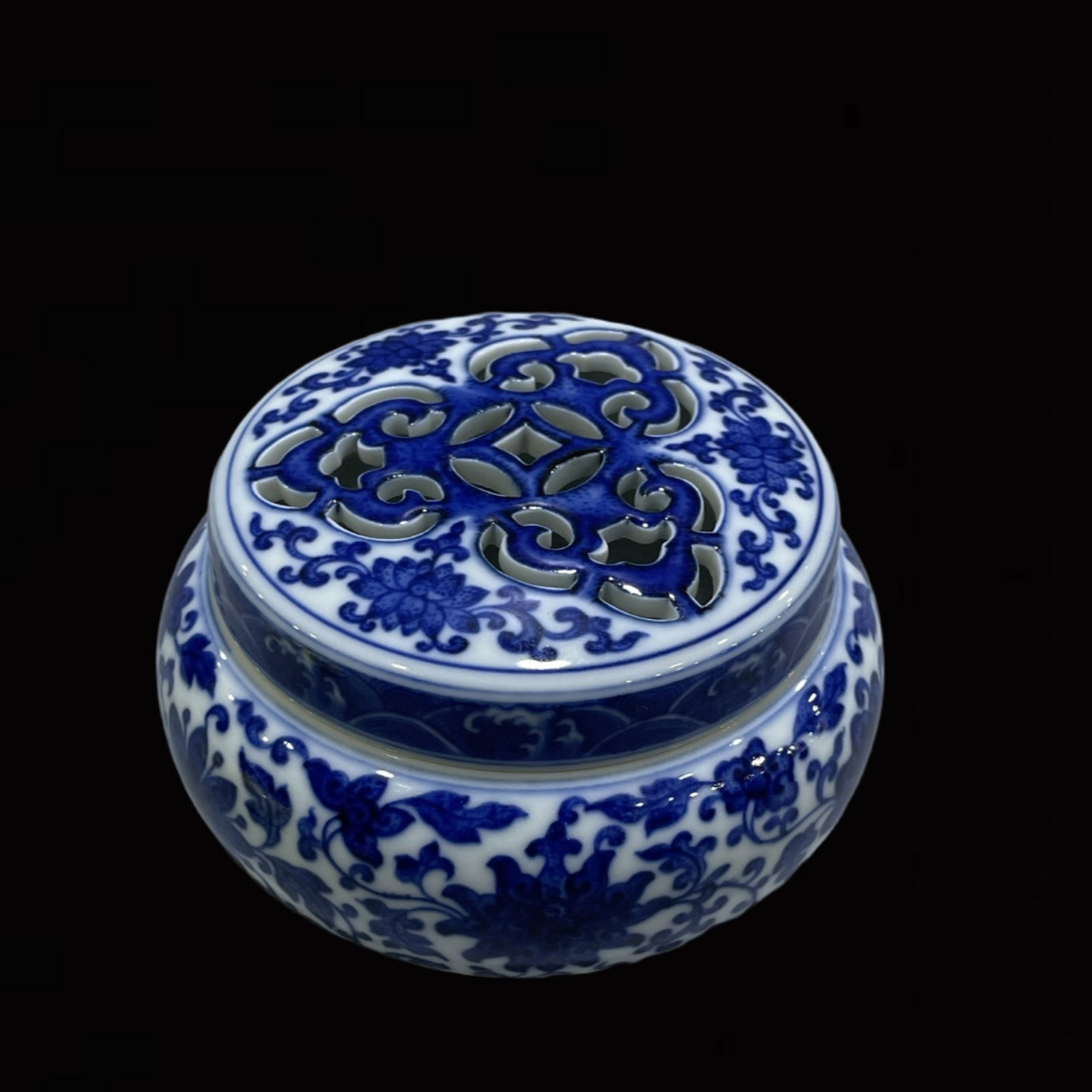 An Exquisite Blue and White Lotus Pattern Tripod Censer: An Exquisite Blue and White Lotus Pattern Tripod Censer,Qing Dynasty,China,Qianlong Six-character Mark,Size:3inx4.1in