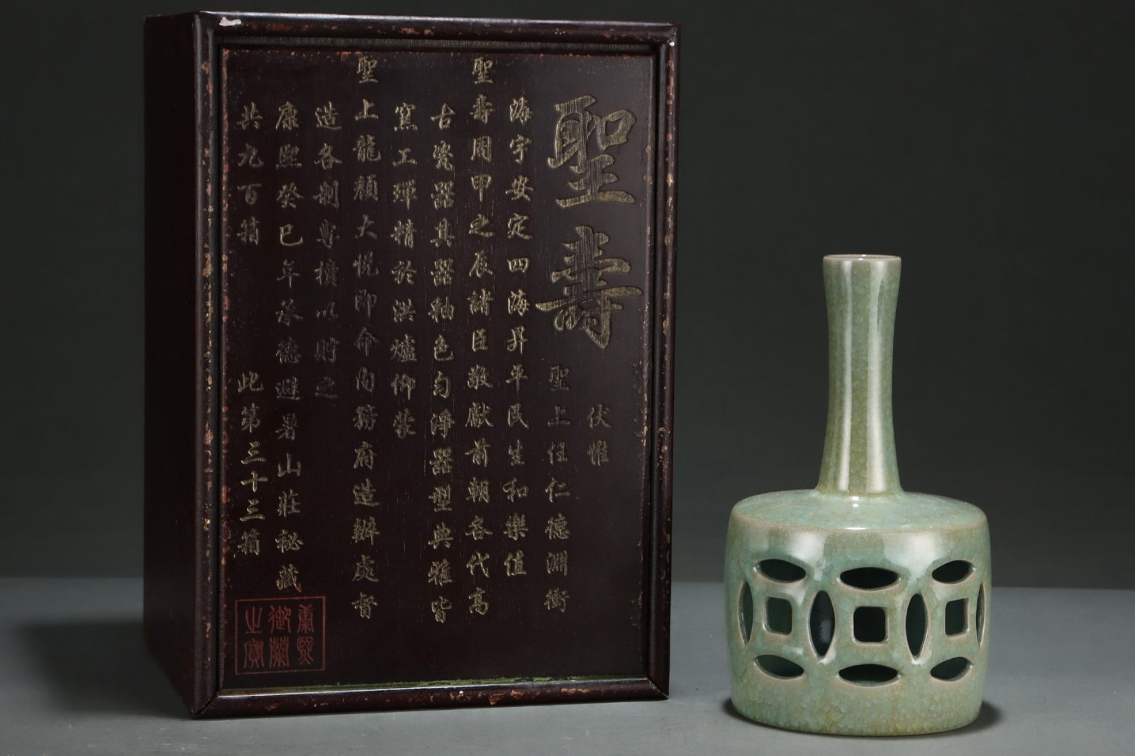 An Exquisite Ru yao Vase: An Exquisite Ru yao Vase,Song Dynasty,China,With Mark,Size:9.3inx5.1in 汝窑瓶,中国宋代,带款