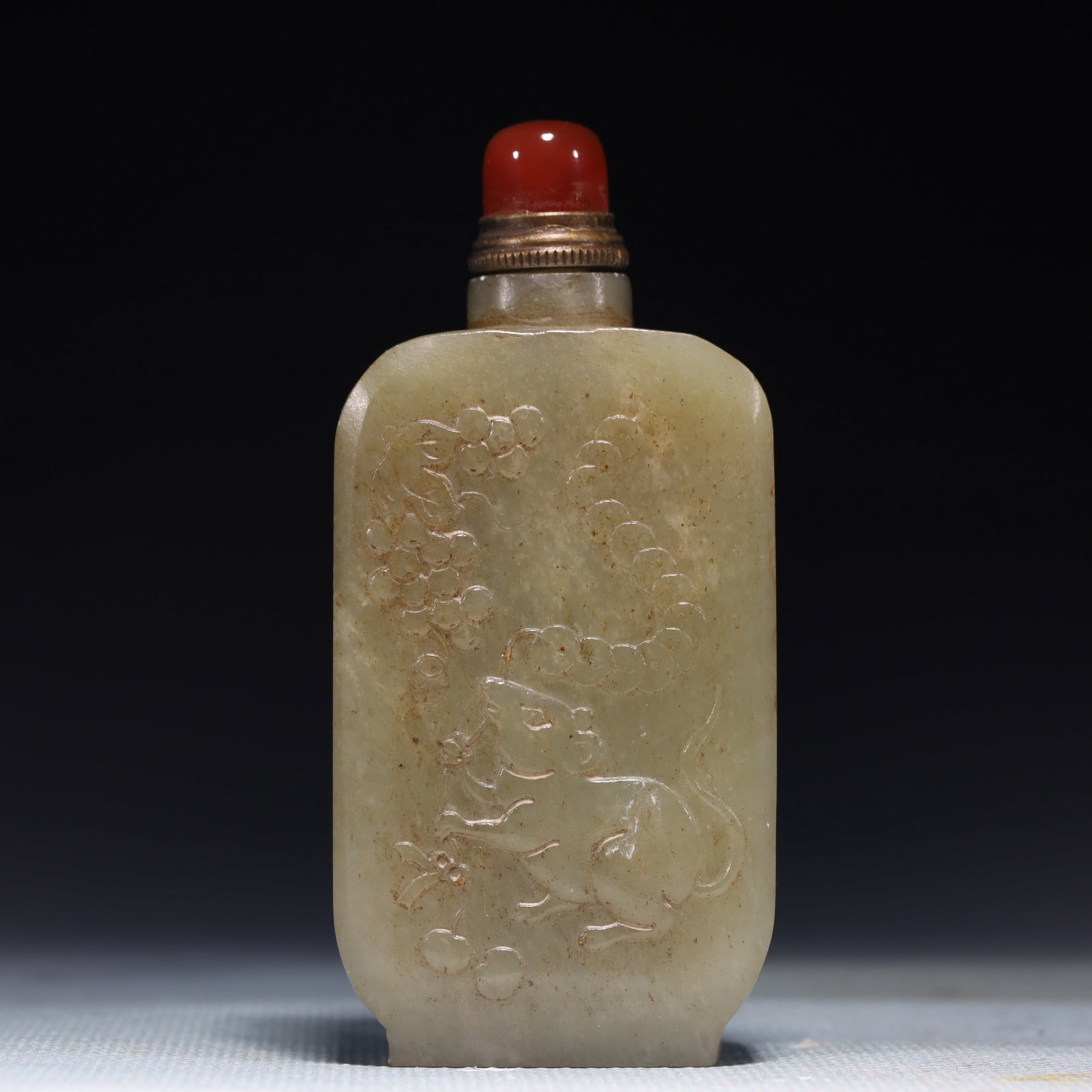 An Exquisite White Jade Squirrel and Grapes Pattern Snuff Bottle,with poem: An Exquisite White Jade Squirrel and Grapes Pattern Snuff Bottle,with poem,Qing Dynasty,China,Size:1.6inx0.7inx3.3in,Weight:156g 白玉松鼠葡萄纹鼻烟