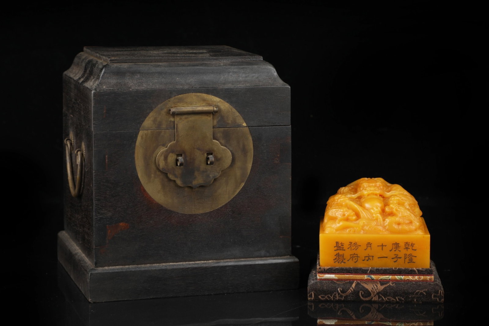An Exquisite Tianhuang Stone Dragon Pattern Seal: An Exquisite Tianhuang Stone Dragon Pattern Seal,Qing Dynasty,China,Qianlong Six-Character Mark,Size:2.4inx3.1in,Weight:698g 田黄石龙纹印章,中国&#