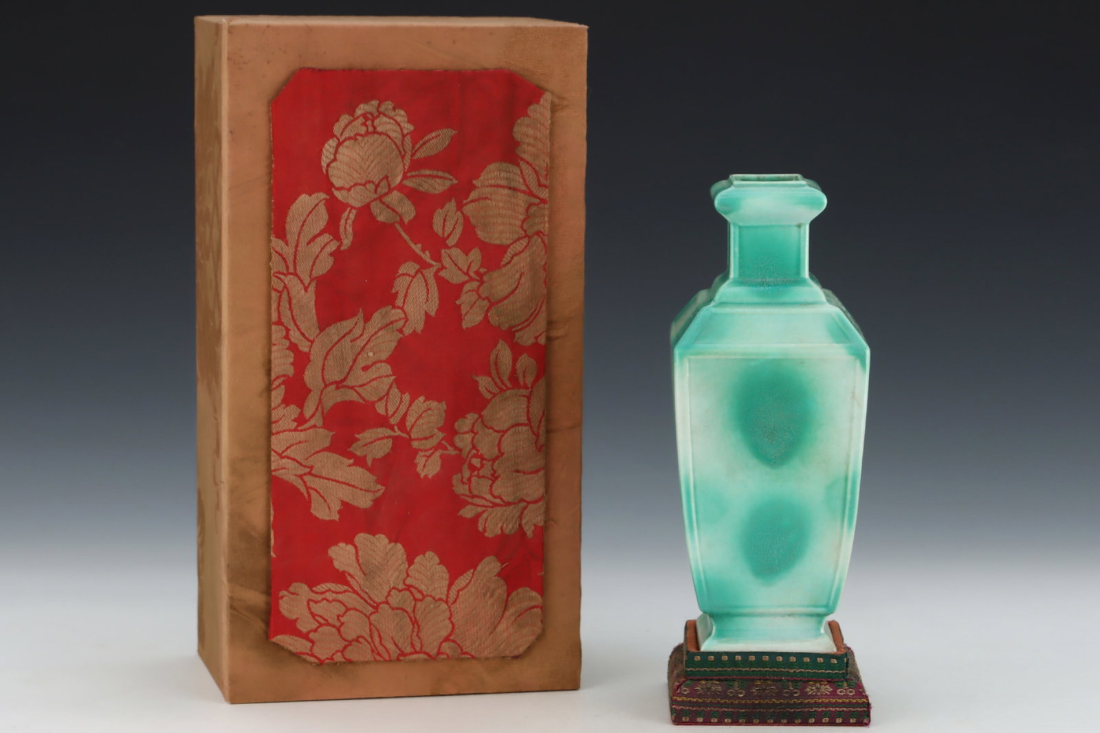 An Exquisite Green Glazed Vase: An Exquisite Green Glazed Vase,Qing Dynasty,China,Qianlong Six-character Mark,Size:10.3inx3.6in ???,????,?????