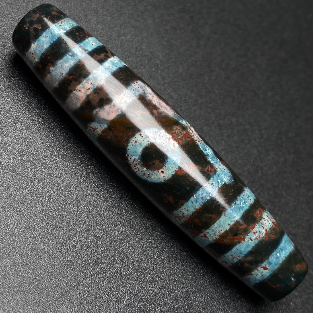 An Exquisite Dzi Bead Pendant: An Exquisite Dzi Bead Pendant,Size:2.3inx0.5in,Weight:16g 天珠挂件