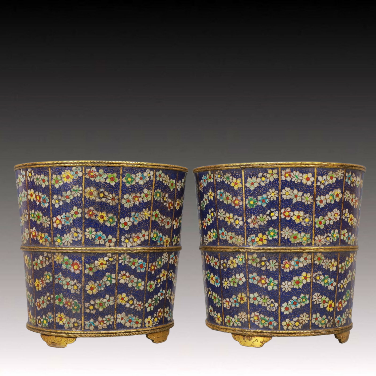 A Pair of Exquisite Cloisonne Flower Pattern Jars: A Pair of Exquisite Cloisonne Flower Pattern Jars,Qing Dynasty, China,Qianlong Six-character Mark,Size:8.3inx8.1in,Total Weight:5150g 一对景泰蓝花卉纹&#