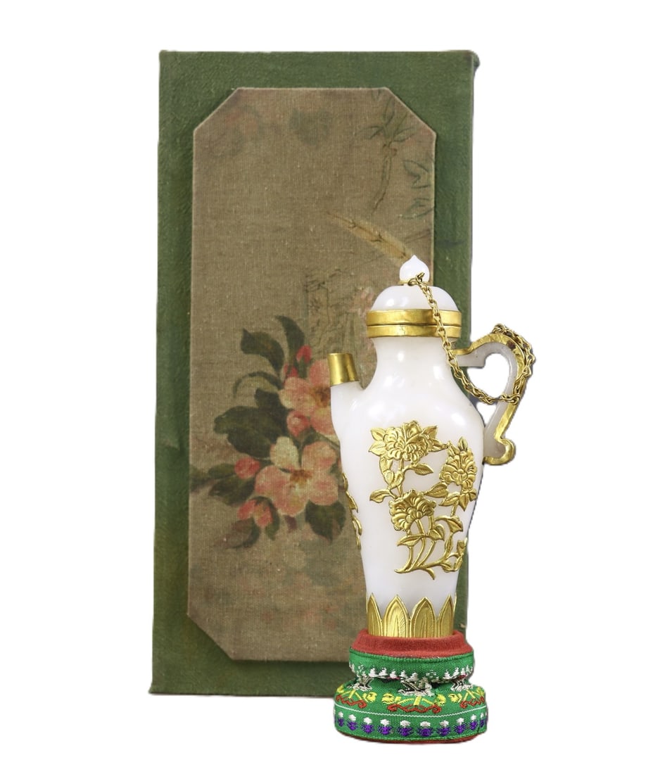 An Exquisite White Jade Cover with Gold Flower Pattern Pot: An Exquisite White Jade Cover with Gold Flower Pattern Pot,Qing Dynasty,China,Size:5.9inx3inx1.8in,Weight:247g 白玉包金花卉纹壶,中国清