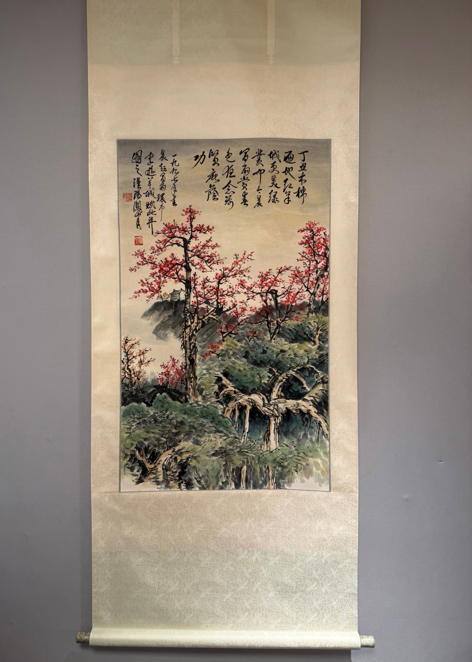 A Chinese Vertical Scroll Ink Painting of Flower on Paper: A Chinese Vertical Scroll Ink Painting of Flower on Paper,Guan Shanyue,Size:37.8inx22.8in 一幅中国水墨花卉画立轴,关山ć