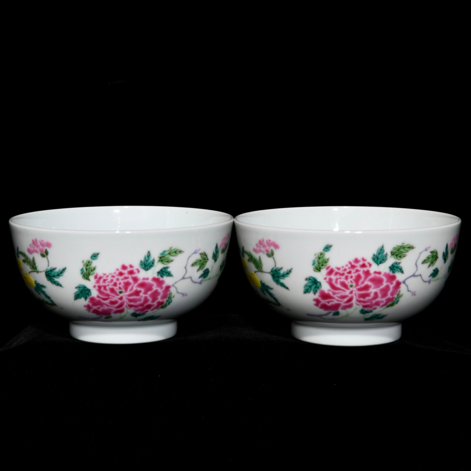 A Pair of Exquisite Famille-Rose Flower Pattern Bowls: A Pair of Exquisite Famille-Rose Flower Pattern Bowls,Qing Dynasty,China,Yongzheng Six-character Mark,Size:2.4inx4.5in 一对粉彩花卉纹碗,中国
