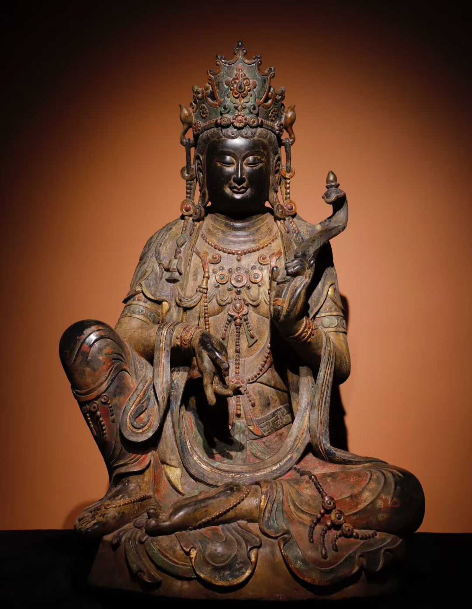 A Solemn Limestone Painted Color Statue of Avalokitesvara: A Solemn Limestone Painted Color Statue of Avalokitesvara,Tang Dynasty,China,Size:41.3inx27.6inx19.7in 青石彩绘观音像,中国唐代