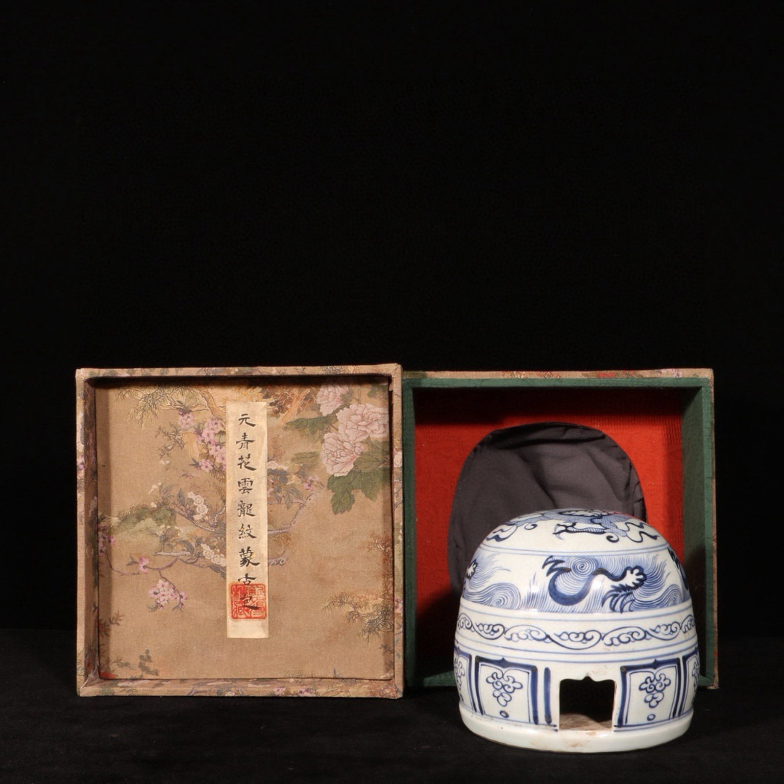 An Exquisite Blue and White Flower and Dragon Pattern Ornament: An Exquisite Blue and White Flower and Dragon Pattern Ornament,Yuan Dynasty,China,Size:5.5inx5.7in 青花花卉龙纹摆件,中国元代