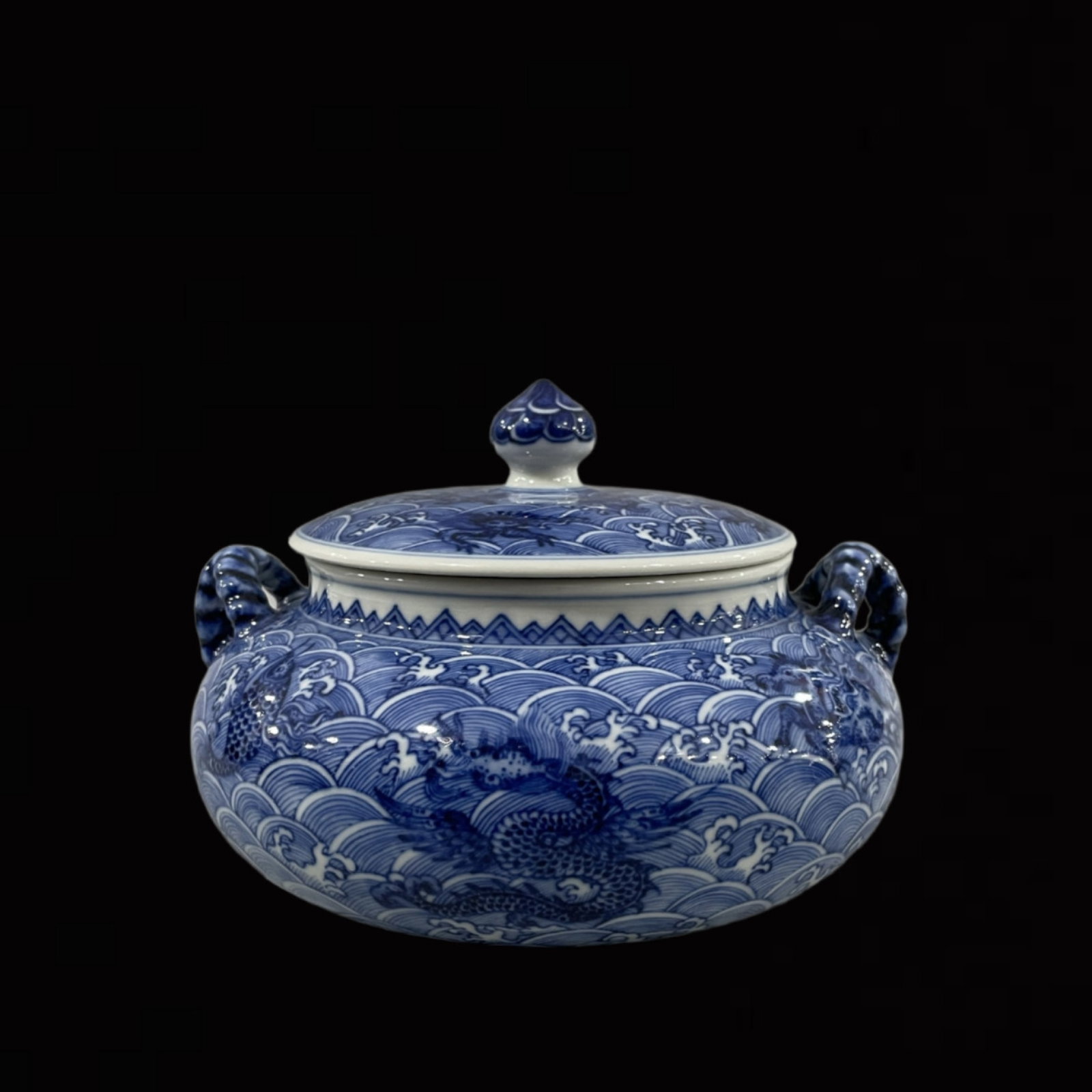 An Exquisite Blue and White Seawater and Dragon Pattern Double-Ears Jar with Cover: An Exquisite Blue and White Seawater and Dragon Pattern Double-Ears Jar with Cover,Qing Dynasty,China,Qianlong Six-character Mark,Size:4.9inx6.3in 青花海水龙纹Ö
