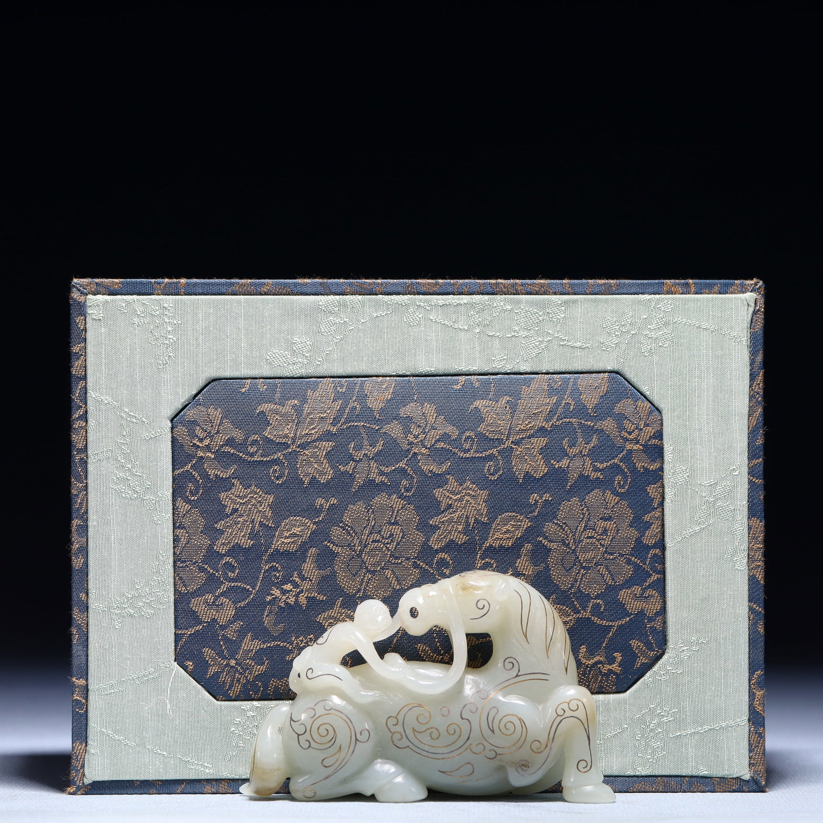 An Exquisite White Jade Inlaid Gold and Silver Horse Ornament: An Exquisite White Jade Inlaid Gold and Silver Horse Ornament,Qing Dynasty,China,Size:3.3inx0.8inx2in,Weight:121g 白玉错金银骏马摆件,中Þ