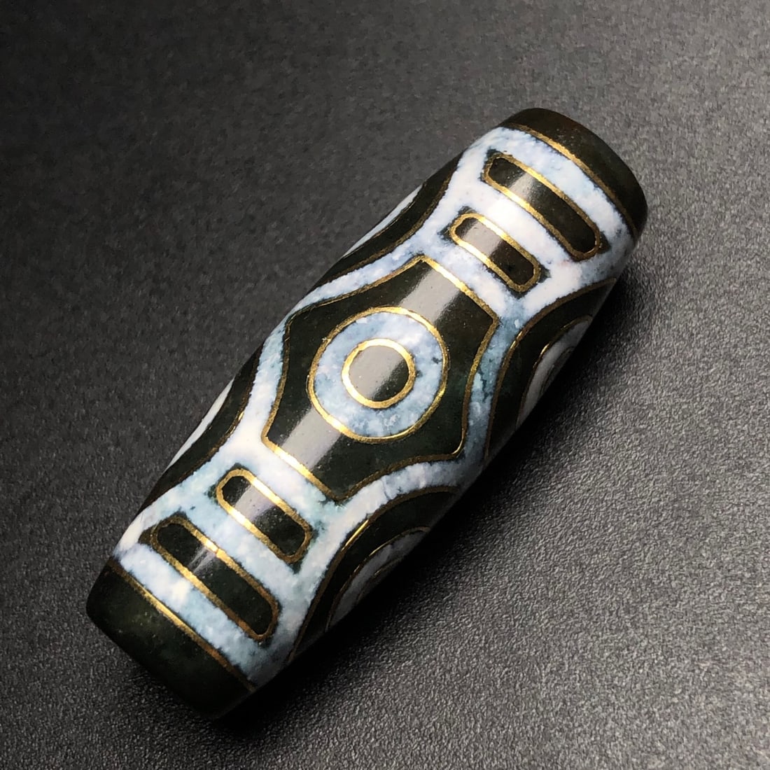 An Exquisite Dzi Bead Inlaid Gold Pendant: An Exquisite Dzi Bead Inlaid Gold Pendant,Size:1.5inx0.6in,Weight:11.6g 天珠嵌金挂件