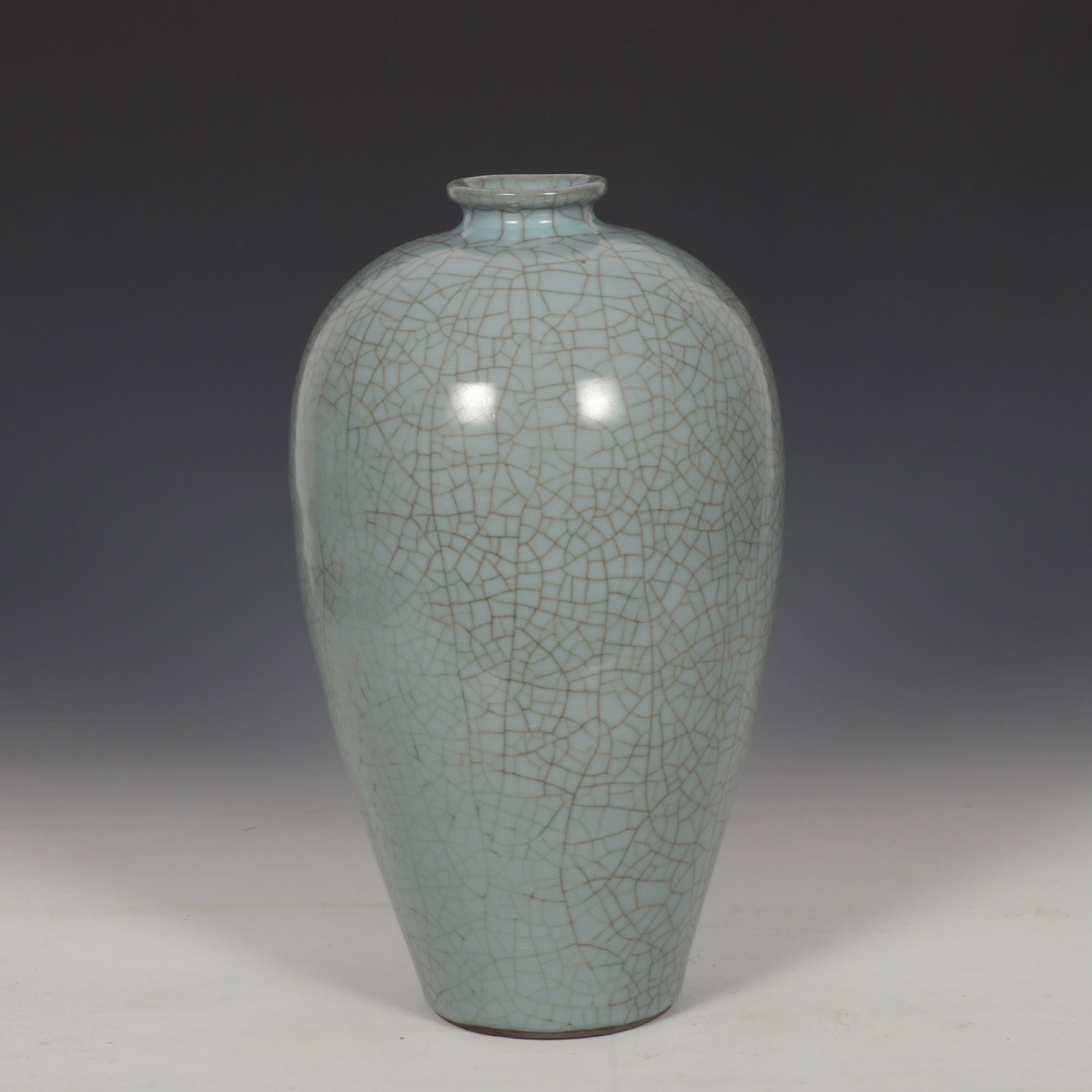 A Rare Guan yao Celadon Glazed Vase,with an Imperial Poem by Emperor Qianlong (1 of 9)