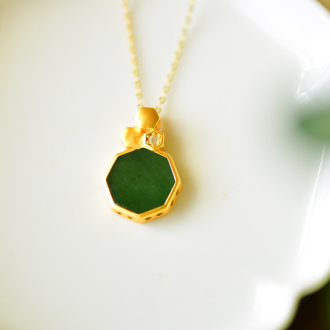 An Exquisite Sterling Silver-Gold Plated Inlaid Jasper Necklace,Inlaid Diamond: An Exquisite Sterling Silver-Gold Plated Inlaid Jasper Necklace,Inlaid Diamond,Size:0.6inx0.9in 纯银镀金镶碧玉项链,嵌钻石