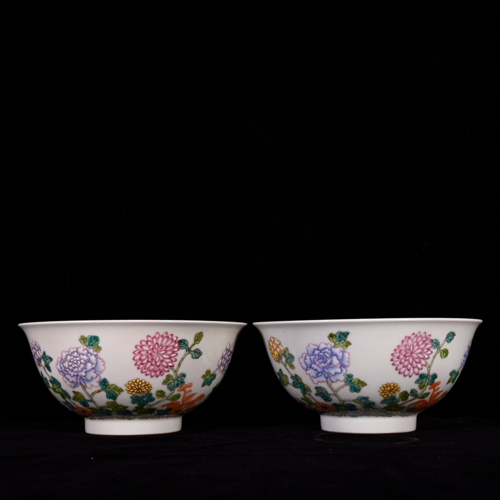 A Pair of Exquisite Famille-Rose Flower Pattern Bowls: A Pair of Exquisite Famille-Rose Flower Pattern Bowls,Qing Dynasty,China,Yongzheng Four-character Mark,Size:2.8inx5.7in 一对粉彩花卉纹碗,中国