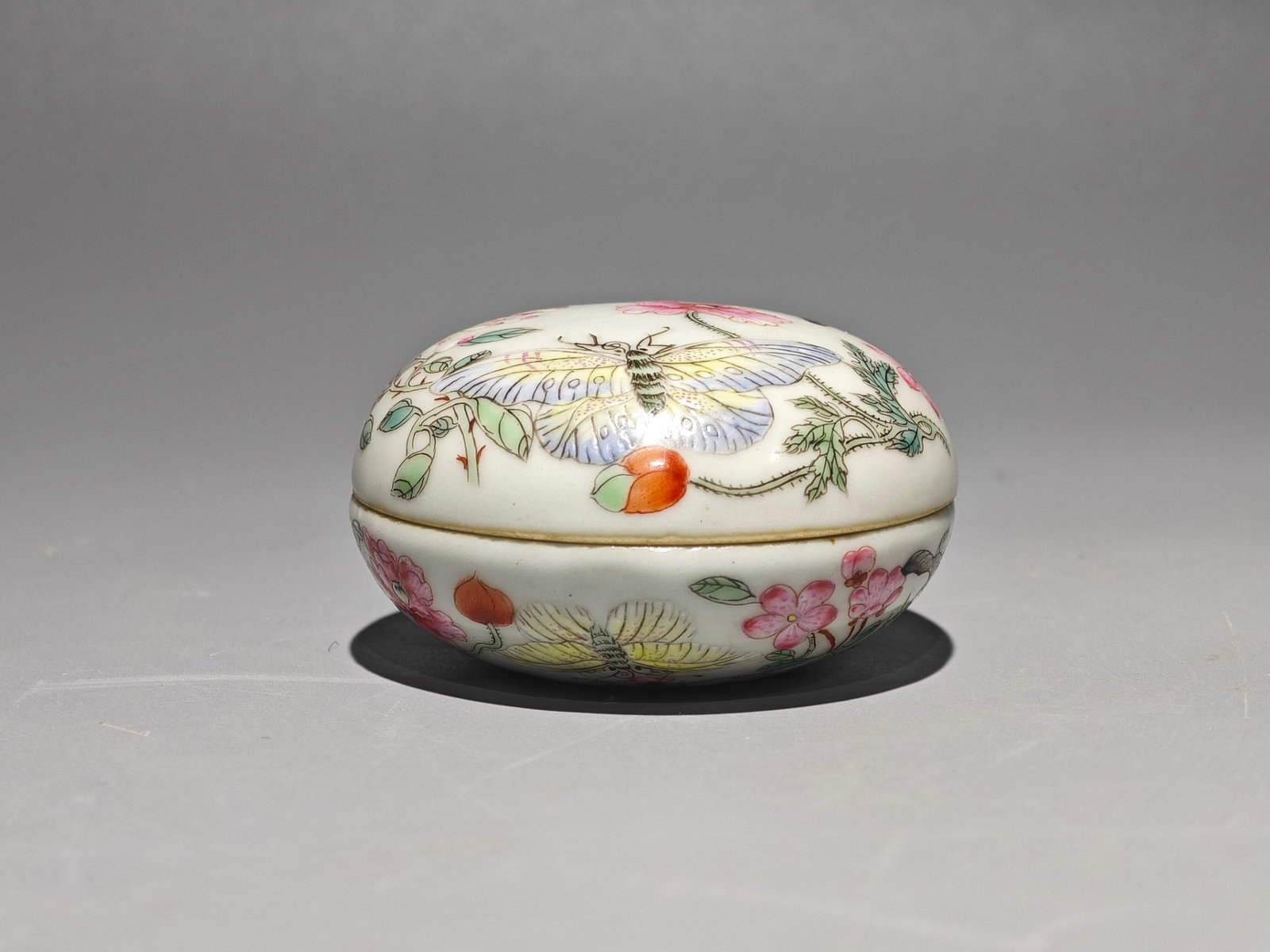 An Exquisite Famille-Rose Flower and Butterfly Pattern Box: An Exquisite Famille-Rose Flower and Butterfly Pattern Box,Qing Dynasty,China,Yongzheng Four-character Mark,Size:1.5inx2.4in 粉彩花卉蝴蝶纹盒,中&#