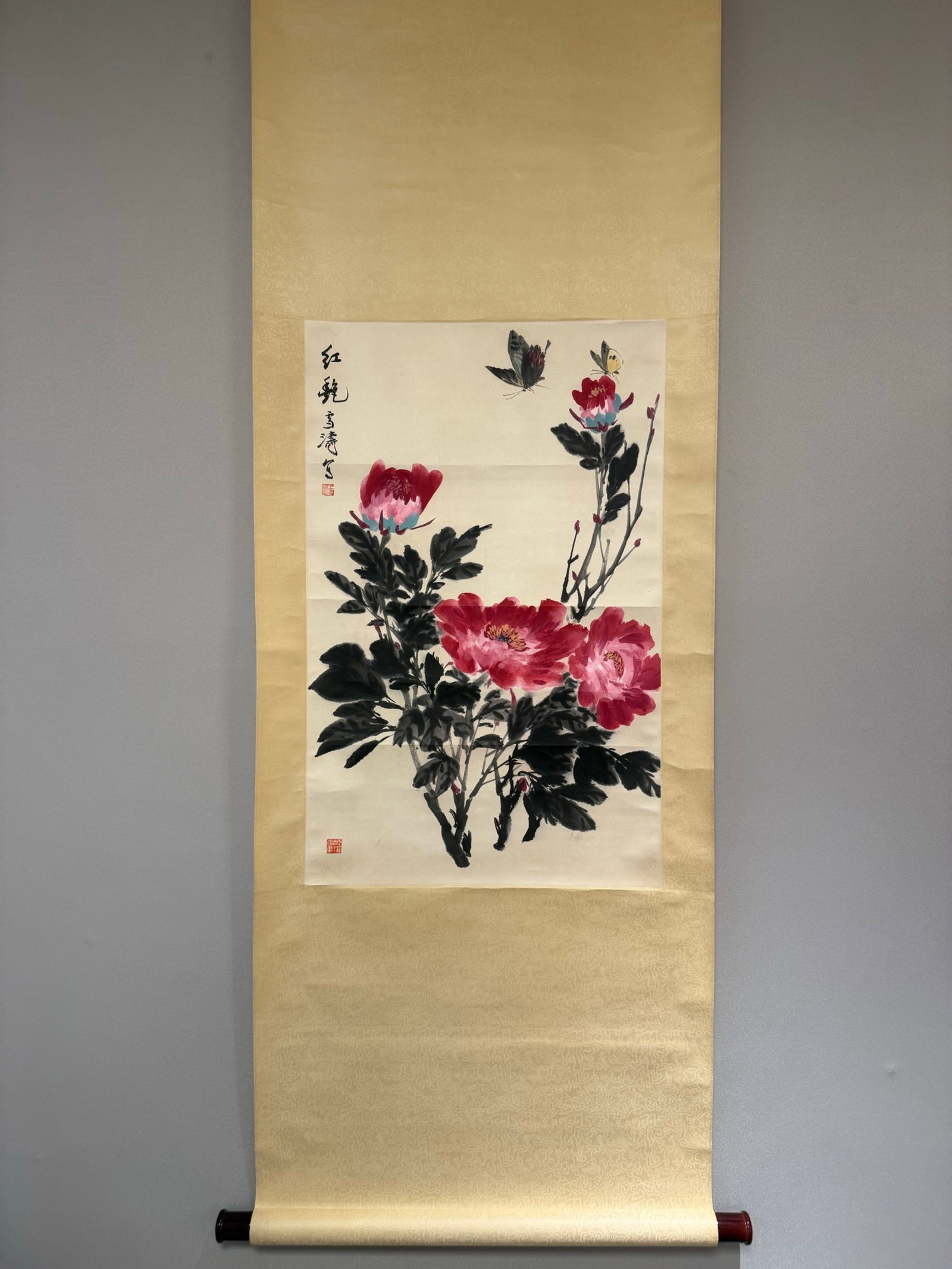A Chinese Vertical Scroll Ink Painting of Flower and Butterfly on Paper: A Chinese Vertical Scroll Ink Painting of Flower and Butterfly on Paper,Wang Xuetao,Size:27.2inx17.3in 一幅中国水墨花卉蝴蝶画立&