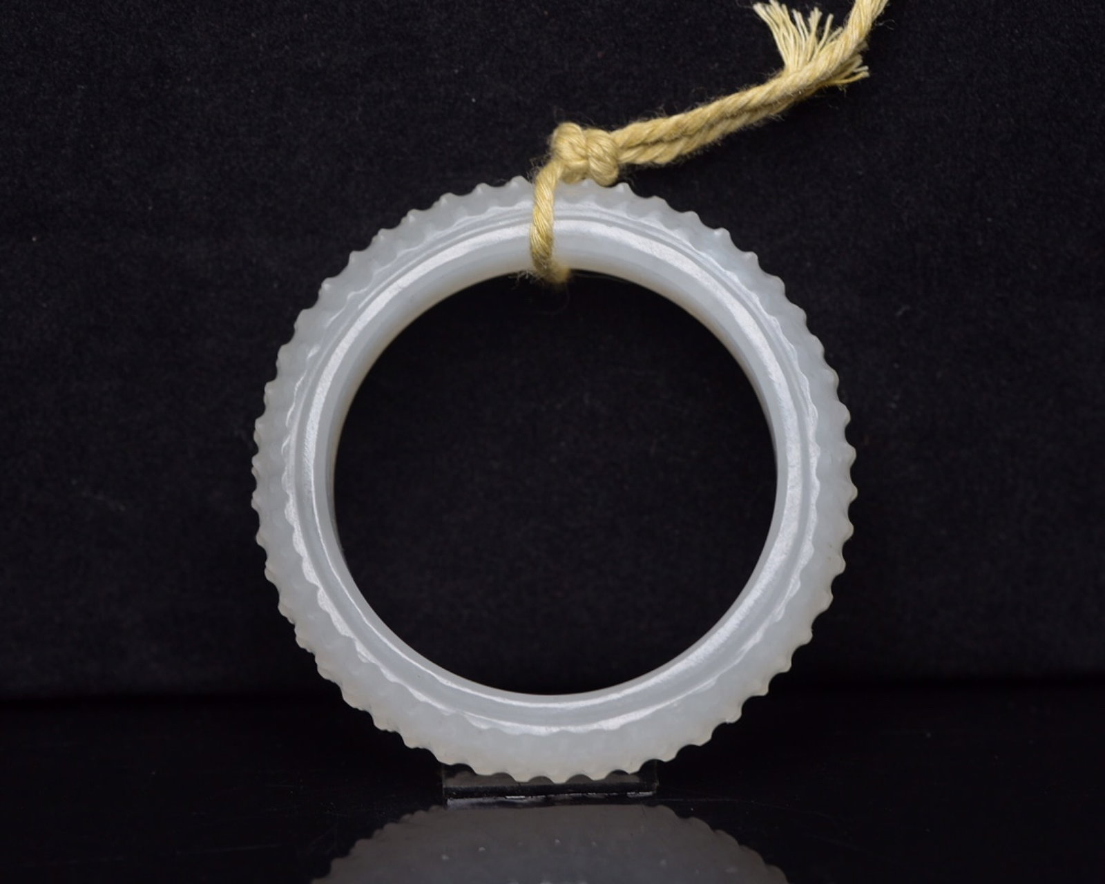 An Exquisite White Jade Ring: An Exquisite White Jade Ring,Qing Dynasty,China,Size:2.2inx0.4inx1.6in ,Weight:28g 白玉环,中国清代
