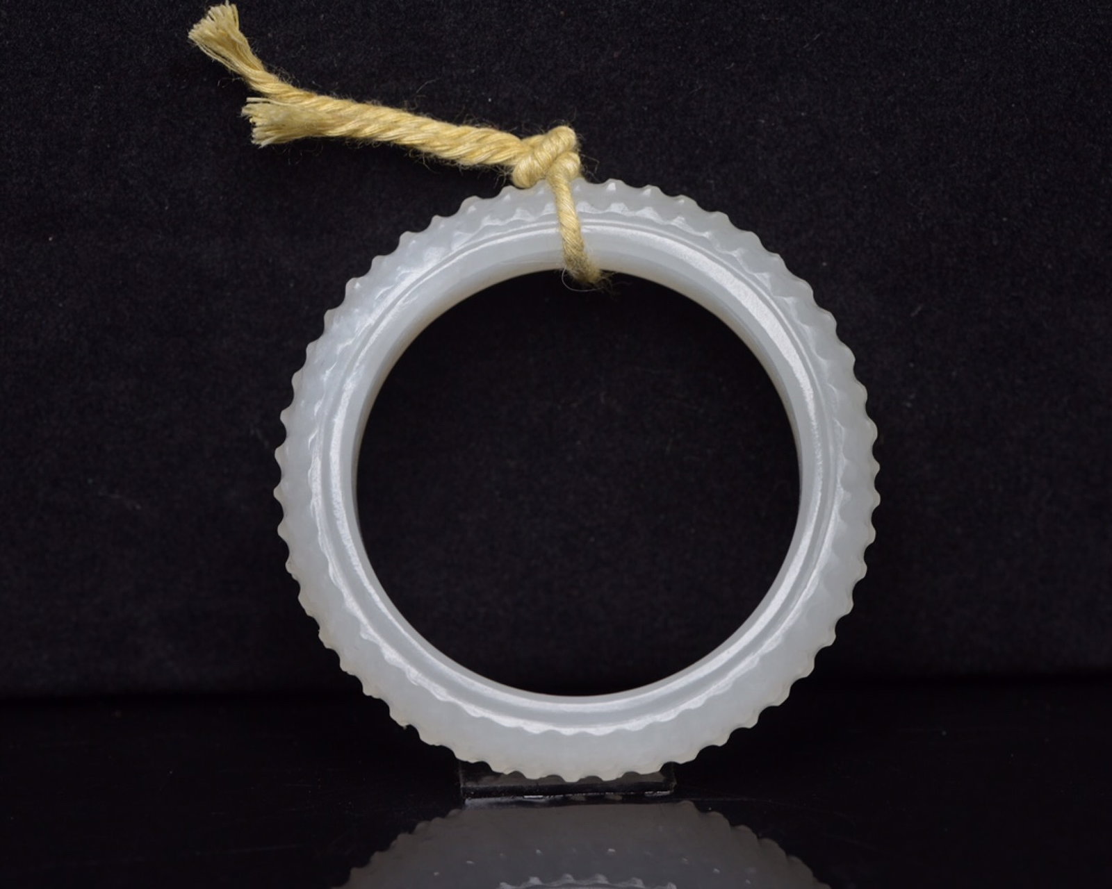 An Exquisite White Jade Ring - 2