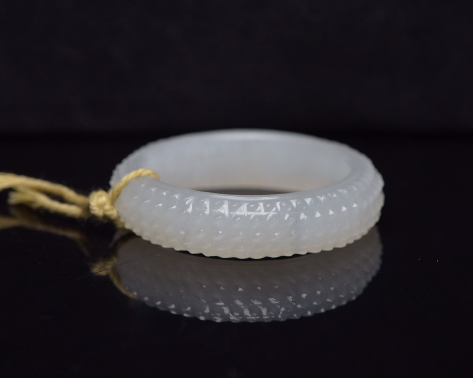 An Exquisite White Jade Ring - 4