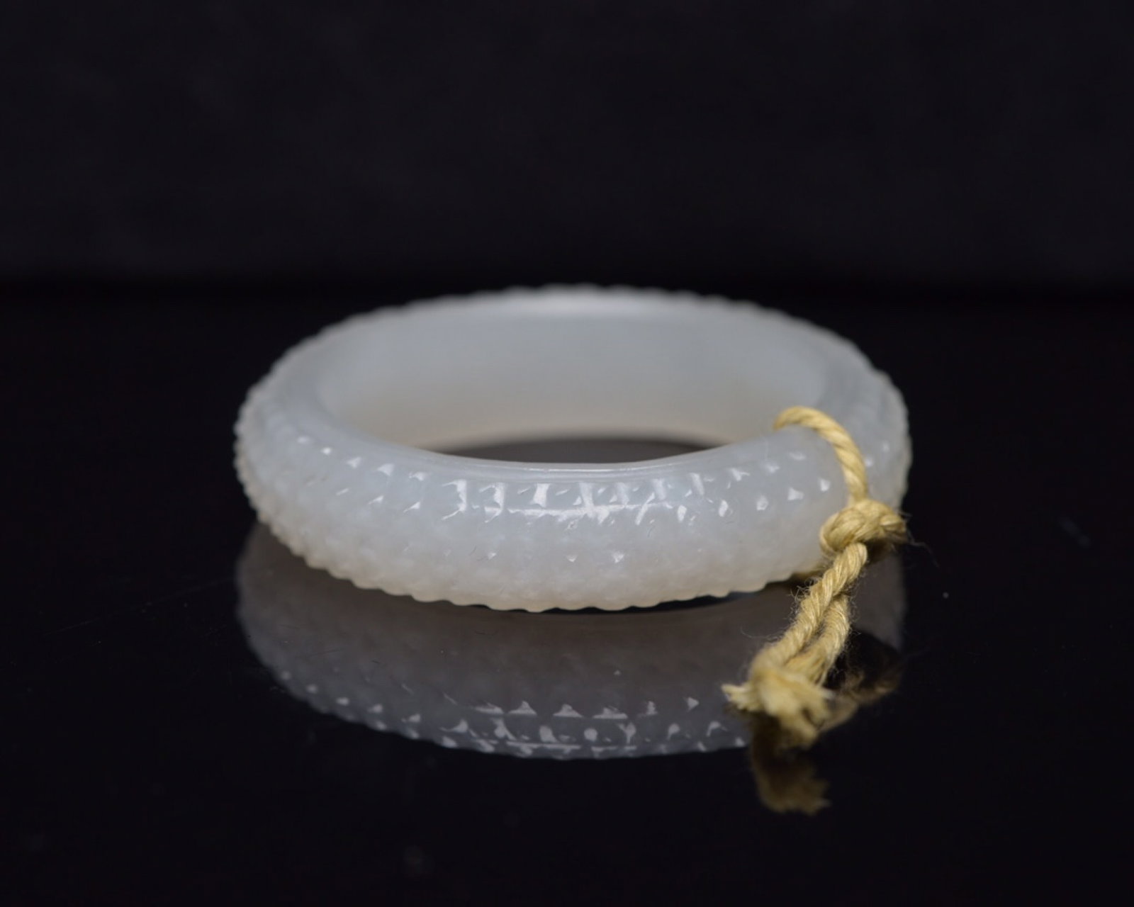 An Exquisite White Jade Ring - 5