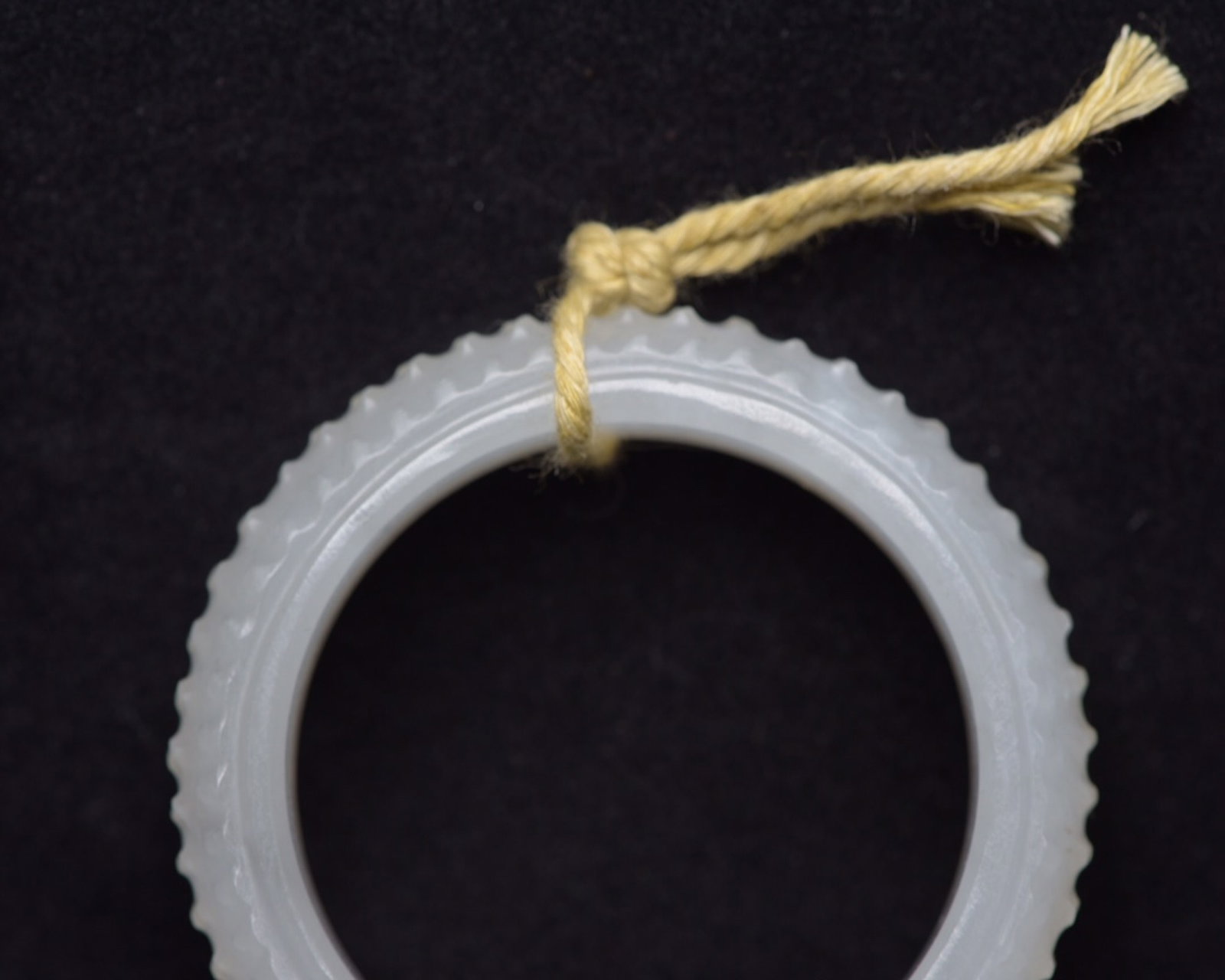 An Exquisite White Jade Ring - 6