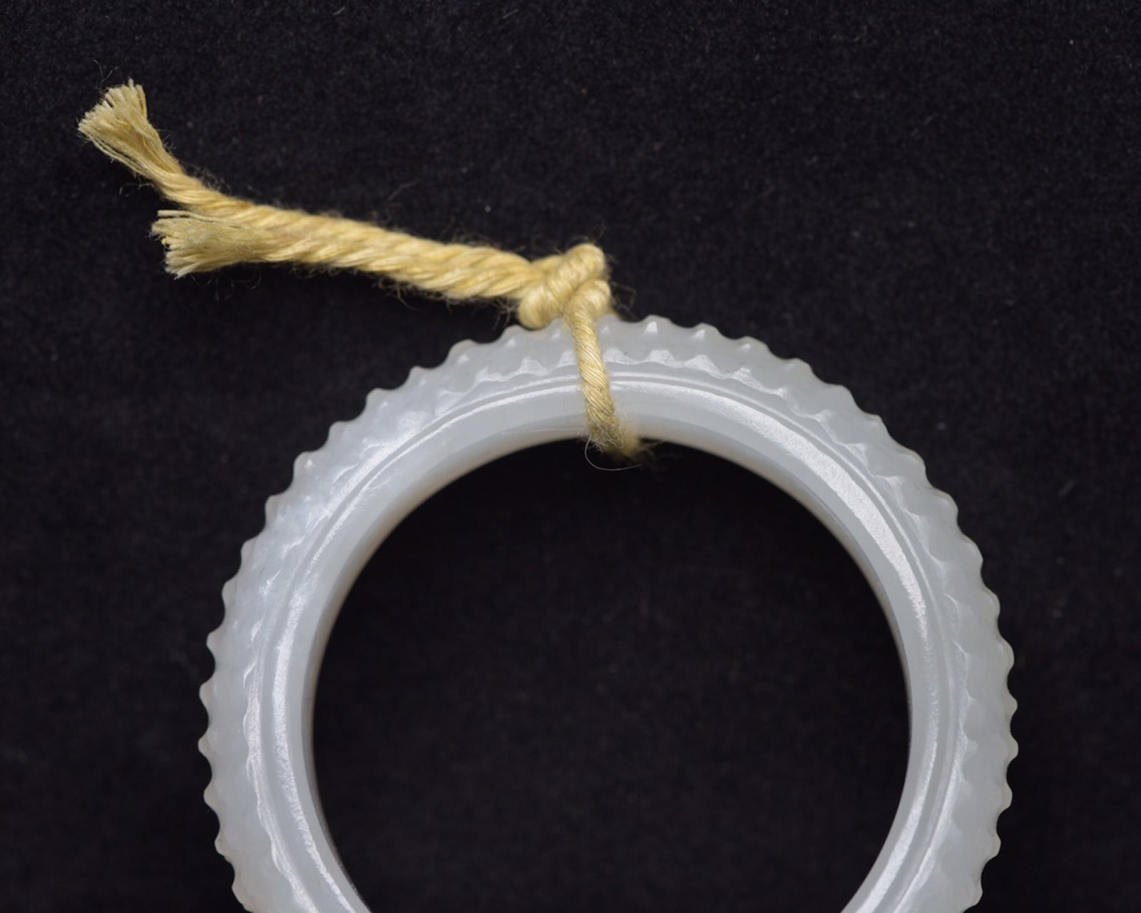 An Exquisite White Jade Ring - 8