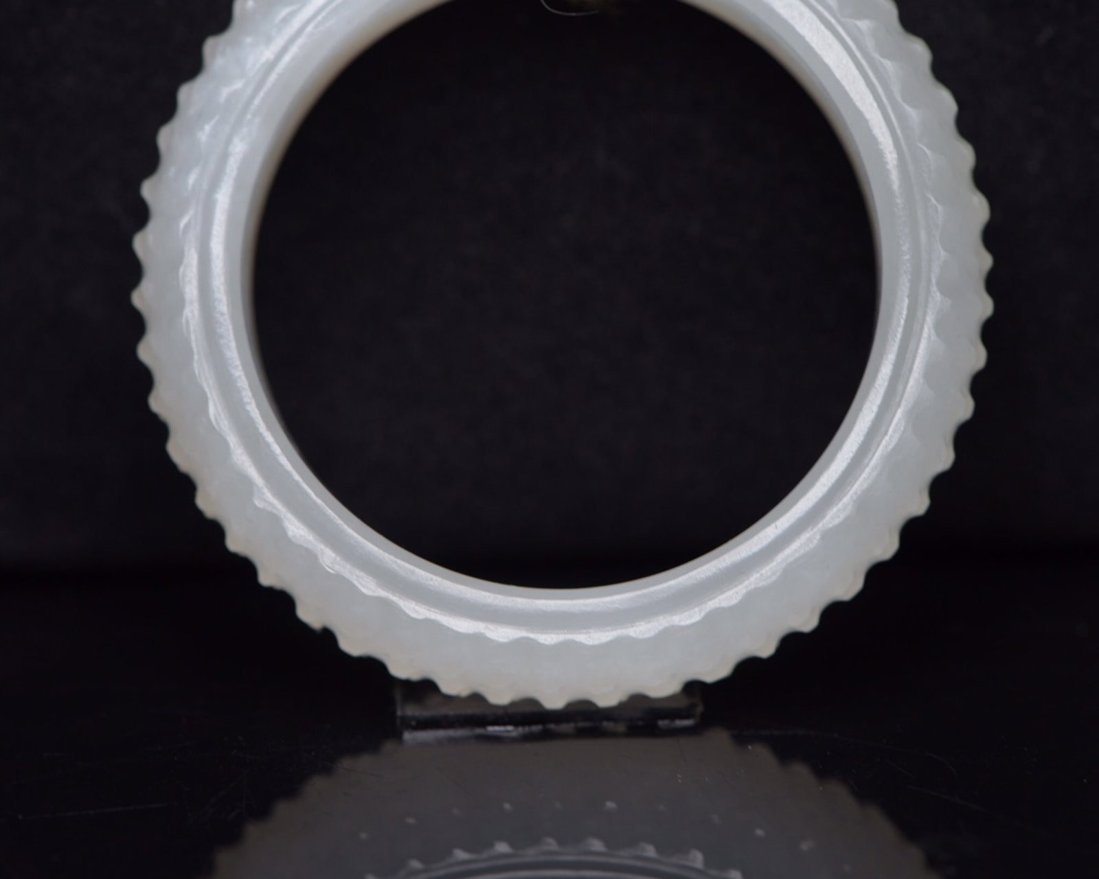 An Exquisite White Jade Ring - 9