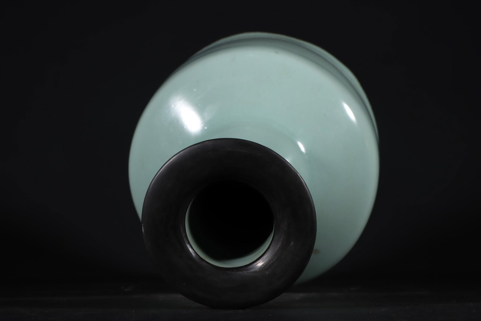 An Exquisite Guan yao Celadon Glazed Vase - 9