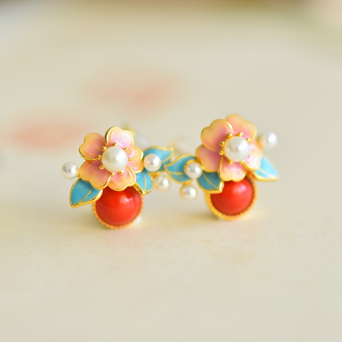 A Pair of Exquisite Sterling Silver-Gold Plated Inlaid Cinnabar Earrings,Inlaid Pearls: A Pair of Exquisite Sterling Silver-Gold Plated Inlaid Cinnabar Earrings,Inlaid Pearls,Size:0.2inx0.2in 寓意:花开富贵,幸运平安