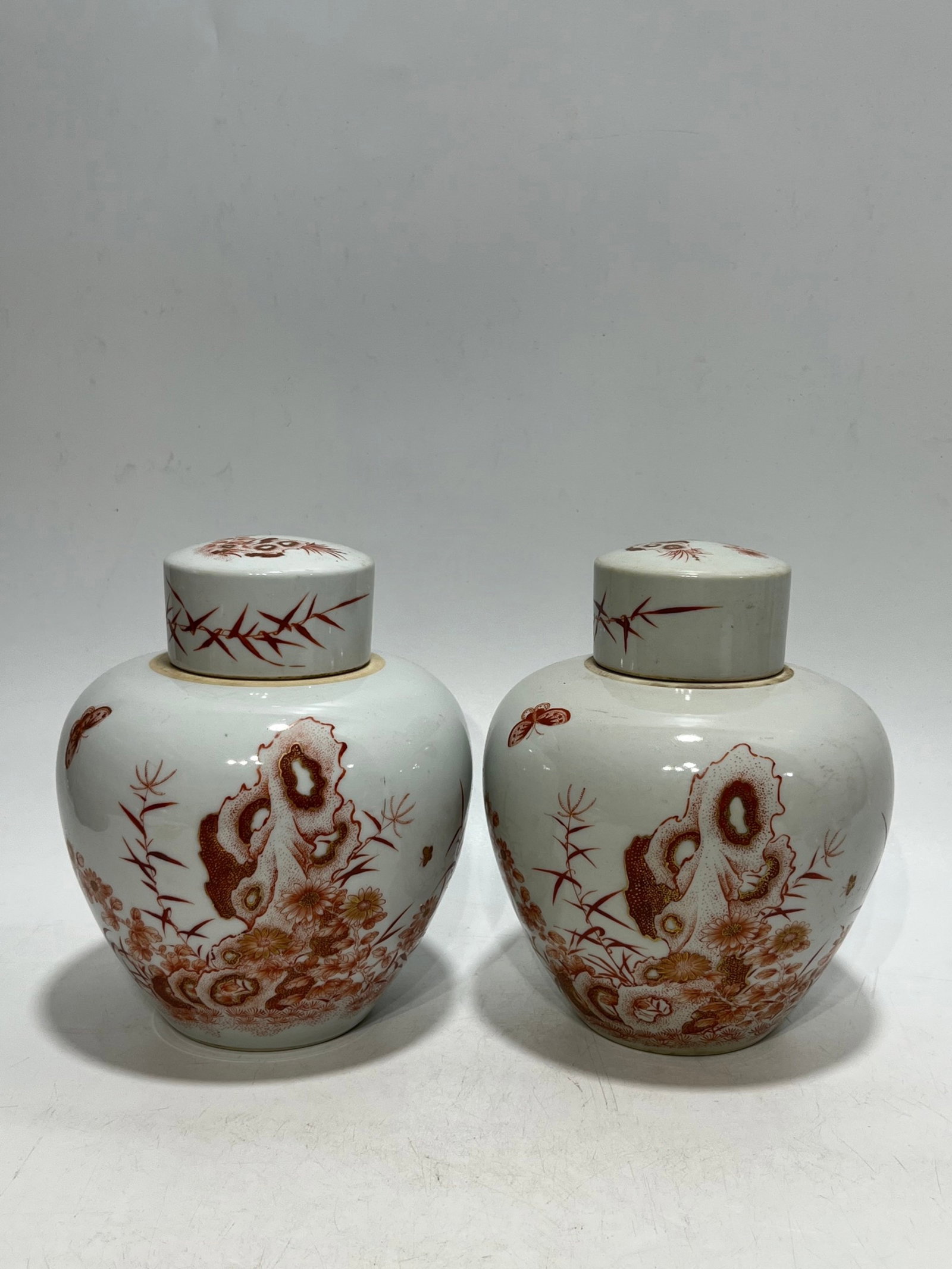 A Pair of Exquisite Iron-Red Color Painted Gold Flower and Butterfly Pattern Jars with Cover: A Pair of Exquisite Iron-Red Color Painted Gold Flower and Butterfly Pattern Jars with Cover,Qing Dynasty,China,Qianlong Four-character Mark,Size:6.7in 一对矾红彩描