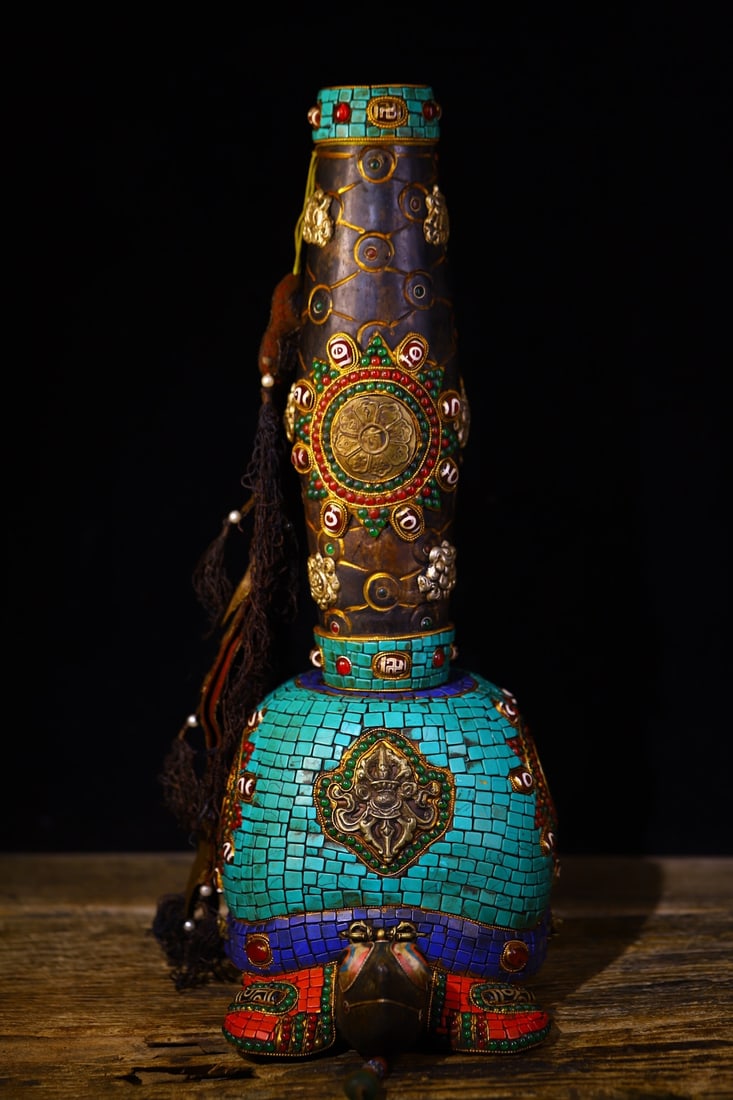 An Exquisite Meteorite Inlaid Dzi Bead and Gems Turtle Ornament: An Exquisite Meteorite Inlaid Dzi Bead and Gems Turtle Ornament,Qing Dynasty,China,Size:17.7inx9.8in,Weight:9900g 陨石嵌天珠和宝石龟摆ߥ