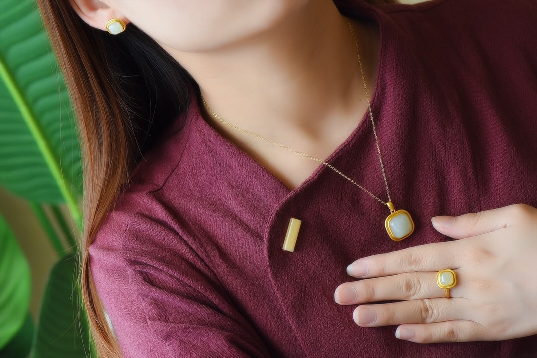 A Set of Fine Sterling Silver-Gold Plated Inlaid White Jade Jewelrys: A Set of Fine Sterling Silver-Gold Plated Inlaid White Jade Jewelrys,Size:(Pendant)0.6inx0.6in,(Ring)0.4inx0.4in,(Earrings)0.4inx0.4in 一套纯银镀金镶白&