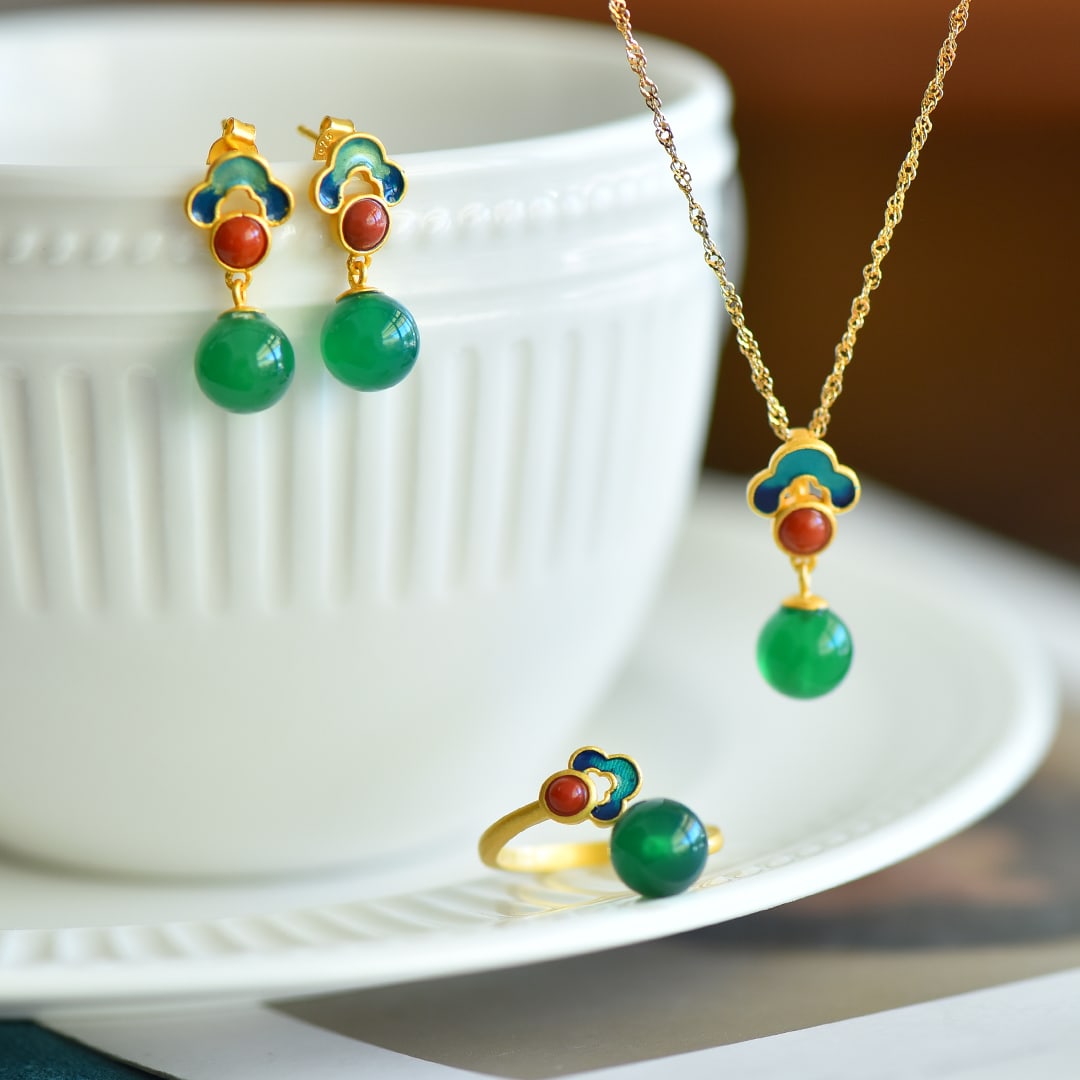 A Set of Fine Sterling Silver-Gold Plated Inlaid Agate Jewelry: A Set of Fine Sterling Silver-Gold Plated Inlaid Agate Jewelry 一套纯银镀金镶玛瑙首饰