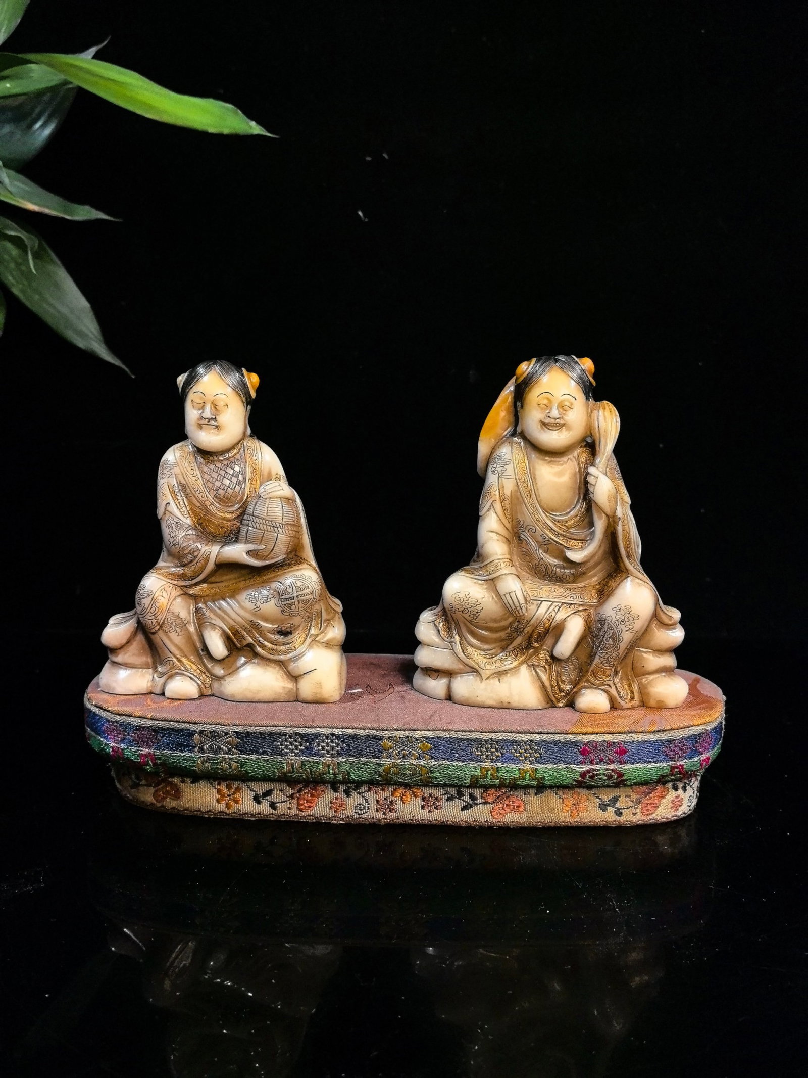 A Pair of Exquisite Shoushan Stone Figure Seals: A Pair of Exquisite Shoushan Stone Figure Seals,Qing Dynasty,China,Size:4.3inx3.3in,Weight:310g 一对寿山石人物印章,中国清代