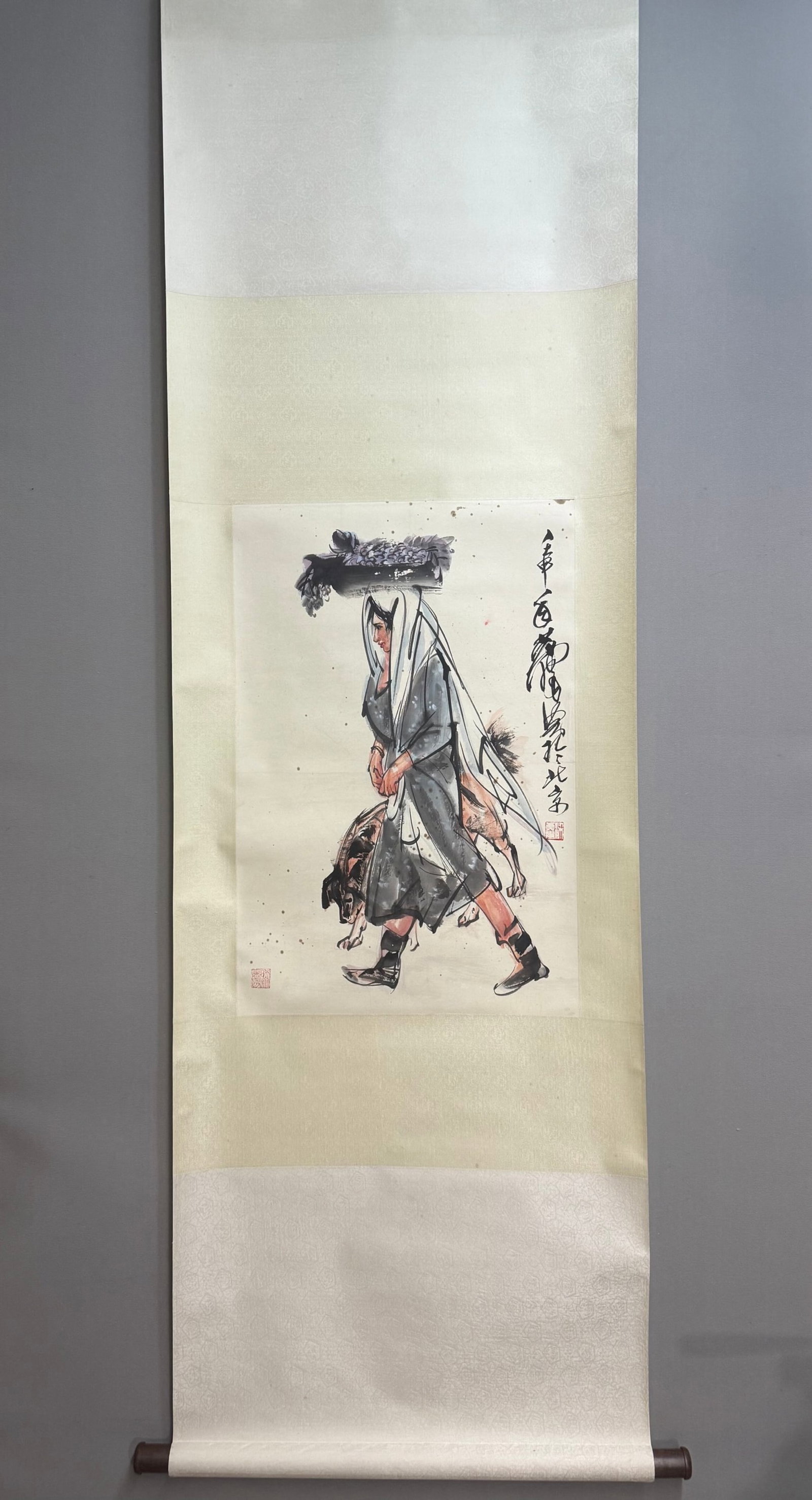 A Chinese Vertical Scroll Ink Painting of Figure and Story on Paper: A Chinese Vertical Scroll Ink Painting of Figure and Story on Paper,Huang Zhou,Size:26.4inx17.7in 一幅中国水墨人物故事画立๘