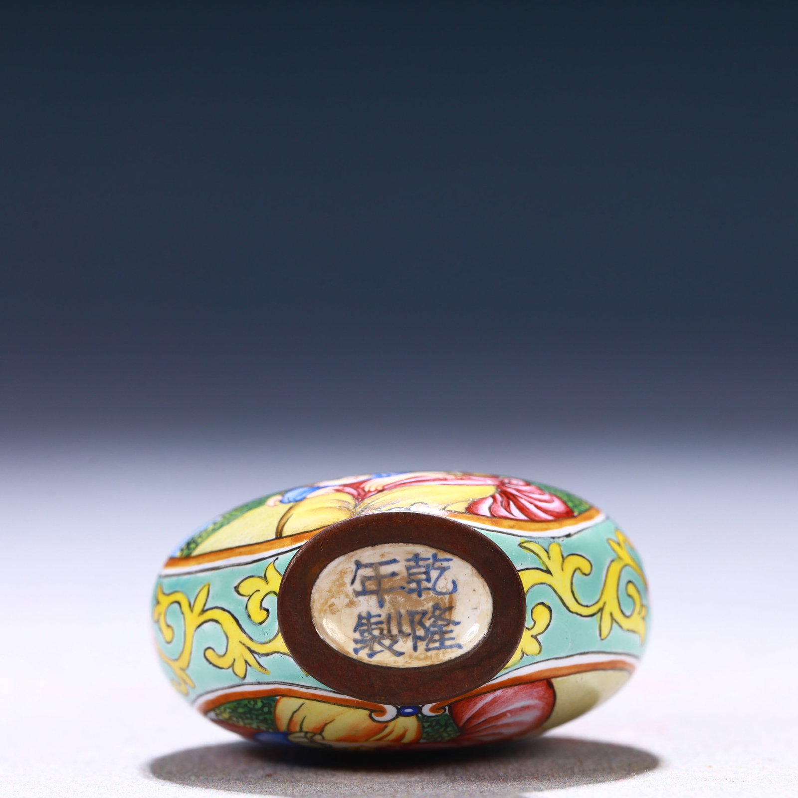 An Exquisite Painted Enamel Figure Pattern Snuff Bottle - 6