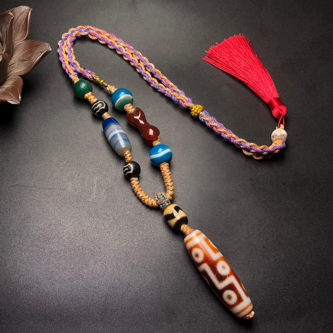 An Exquisite Dzi Bead Inlaid Agate Pendant: An Exquisite Dzi Bead Inlaid Agate Pendant,Size:1.9inx0.6in 天珠配玛瑙挂件
