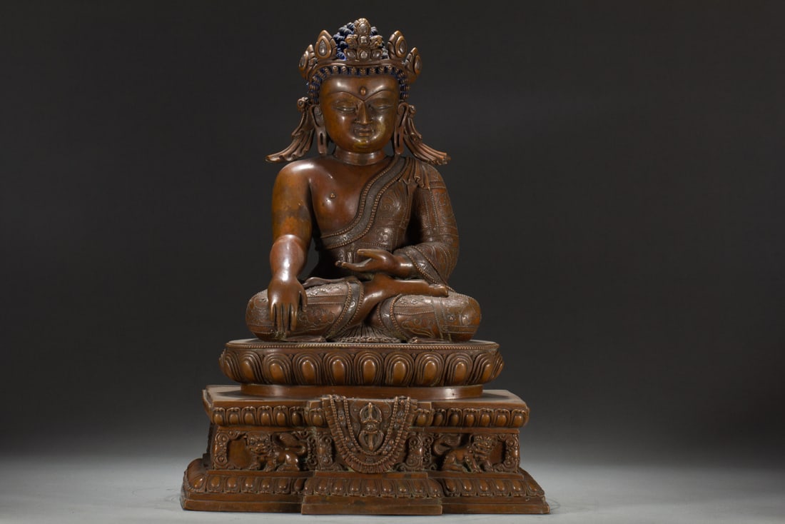 A Solemn Alloy Copper Statue of Sakyamuni: A Solemn Alloy Copper Statue of Sakyamuni,Ming Dynasty,China,Size:11.6inx8.3inx15.9in,Weight:12820g 合金铜释迦摩尼像,中国明代