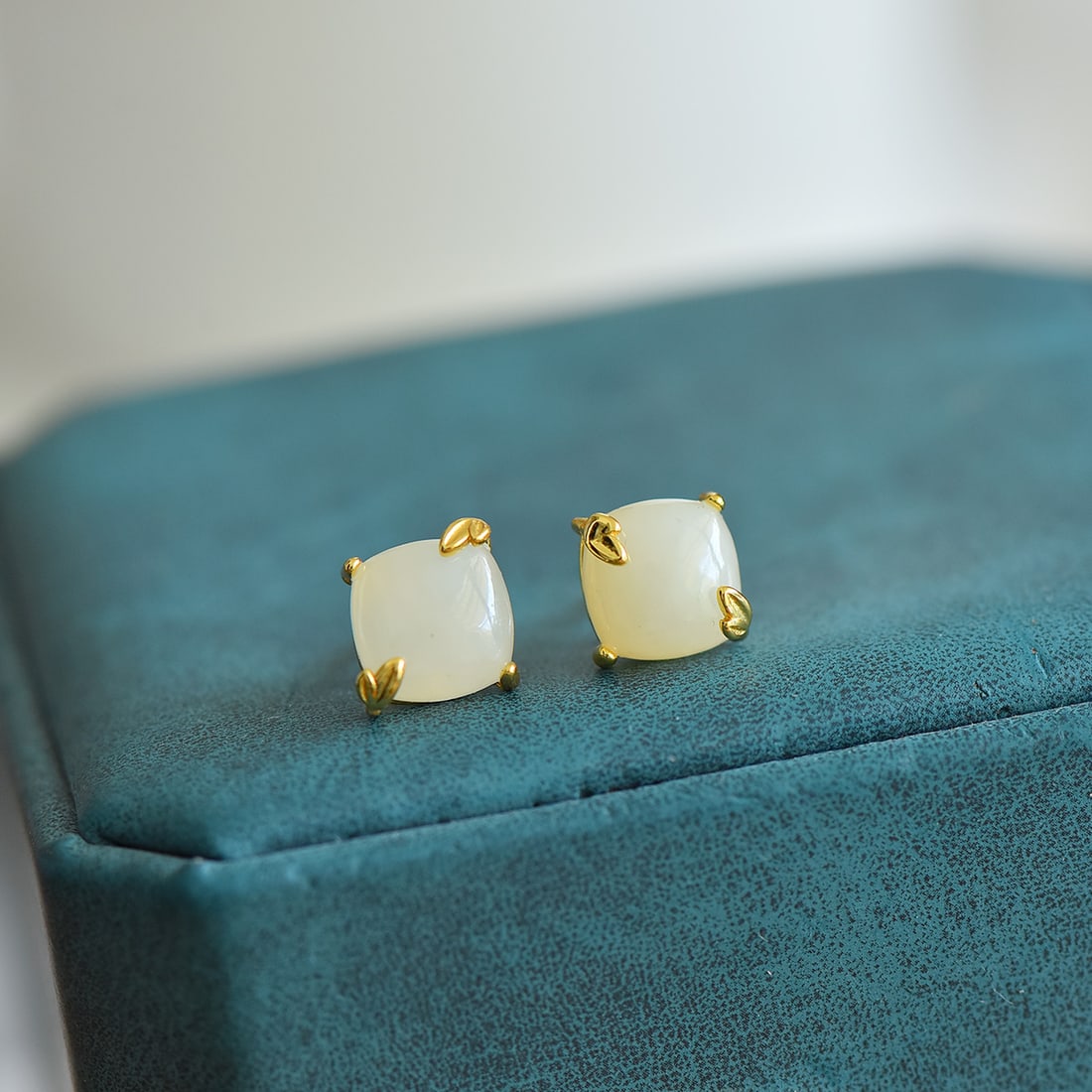 A Pair of Exquisite Sterling Silver-Gold Plated Inlaid White Jade Earrings: A Pair of Exquisite Sterling Silver-Gold Plated Inlaid White Jade Earring , Size :0.3inx0.3in 一对纯银镀金镶白玉耳钉,尺寸: